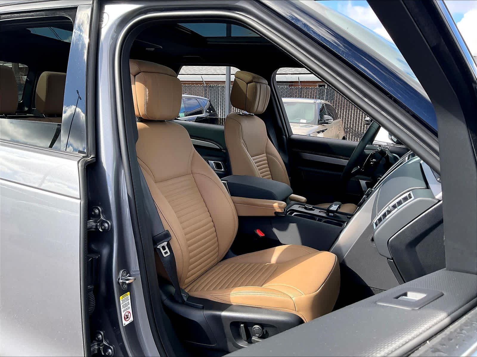 2025 Land Rover Discovery Dynamic SE photo 3