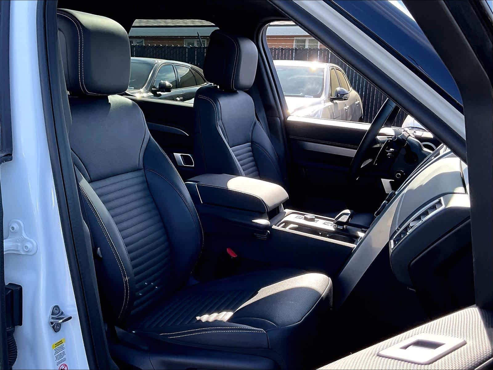 2025 Land Rover Discovery Dynamic SE photo 3