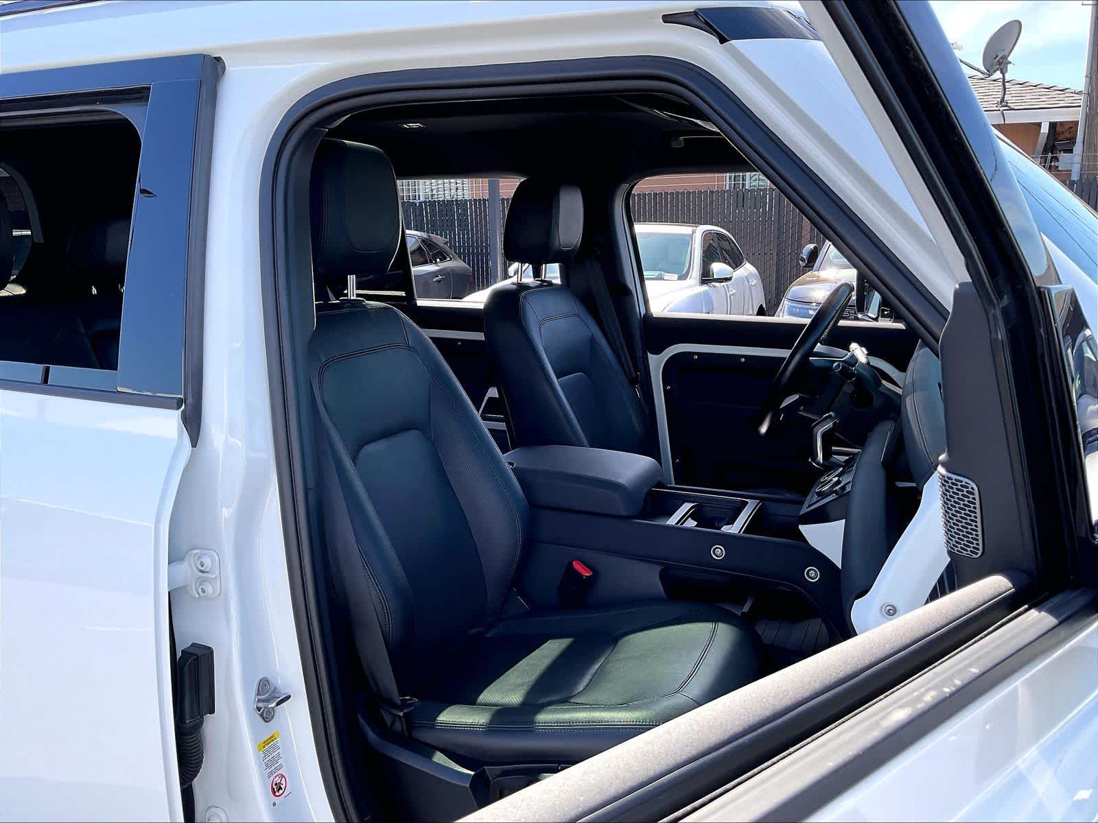 2023 Land Rover Defender S photo 3