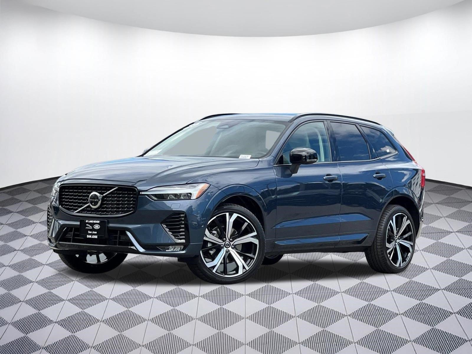 2025 Volvo XC60 B5 Ultra Dark AWD's photo