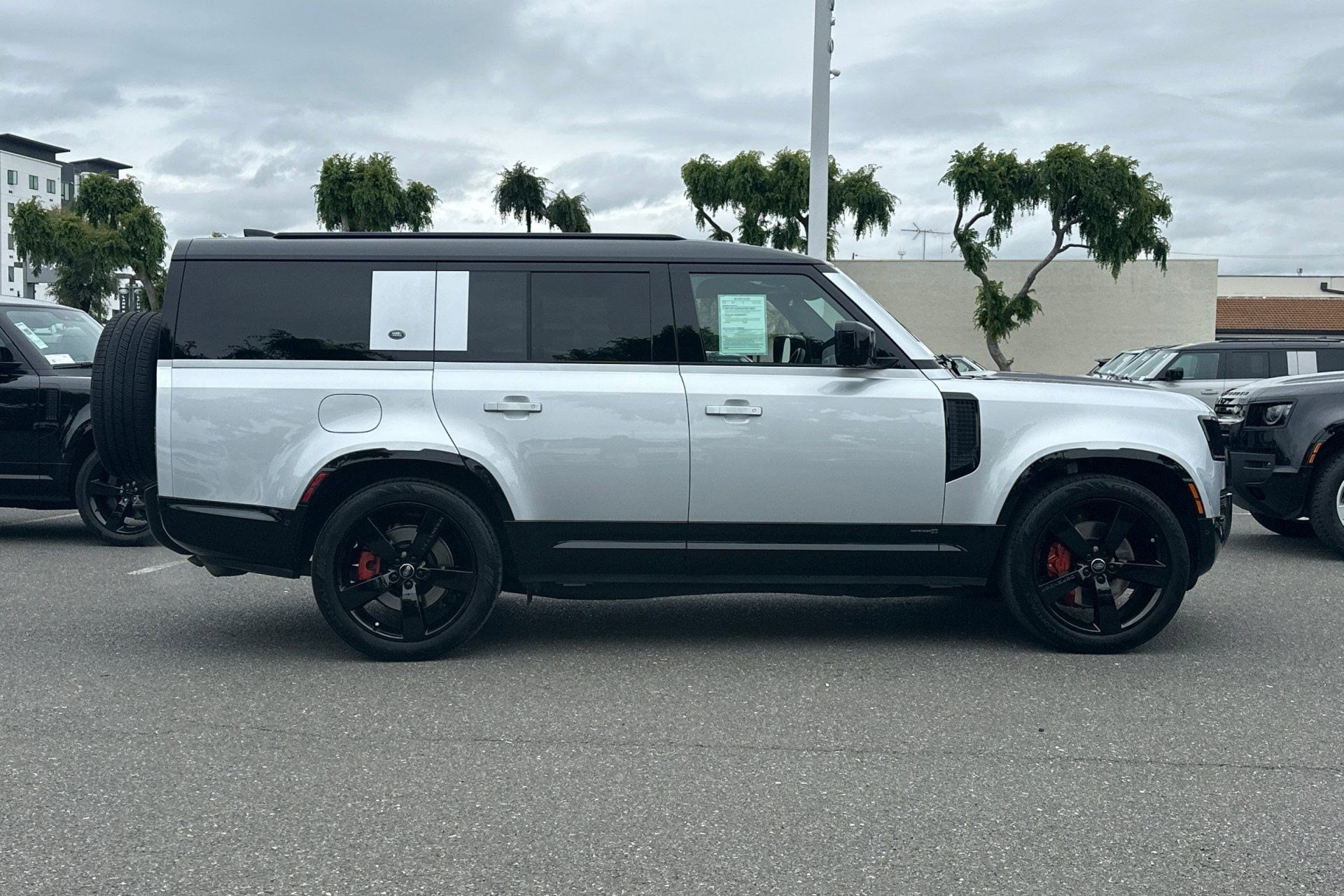 2023 Land Rover Defender 130 X photo 3