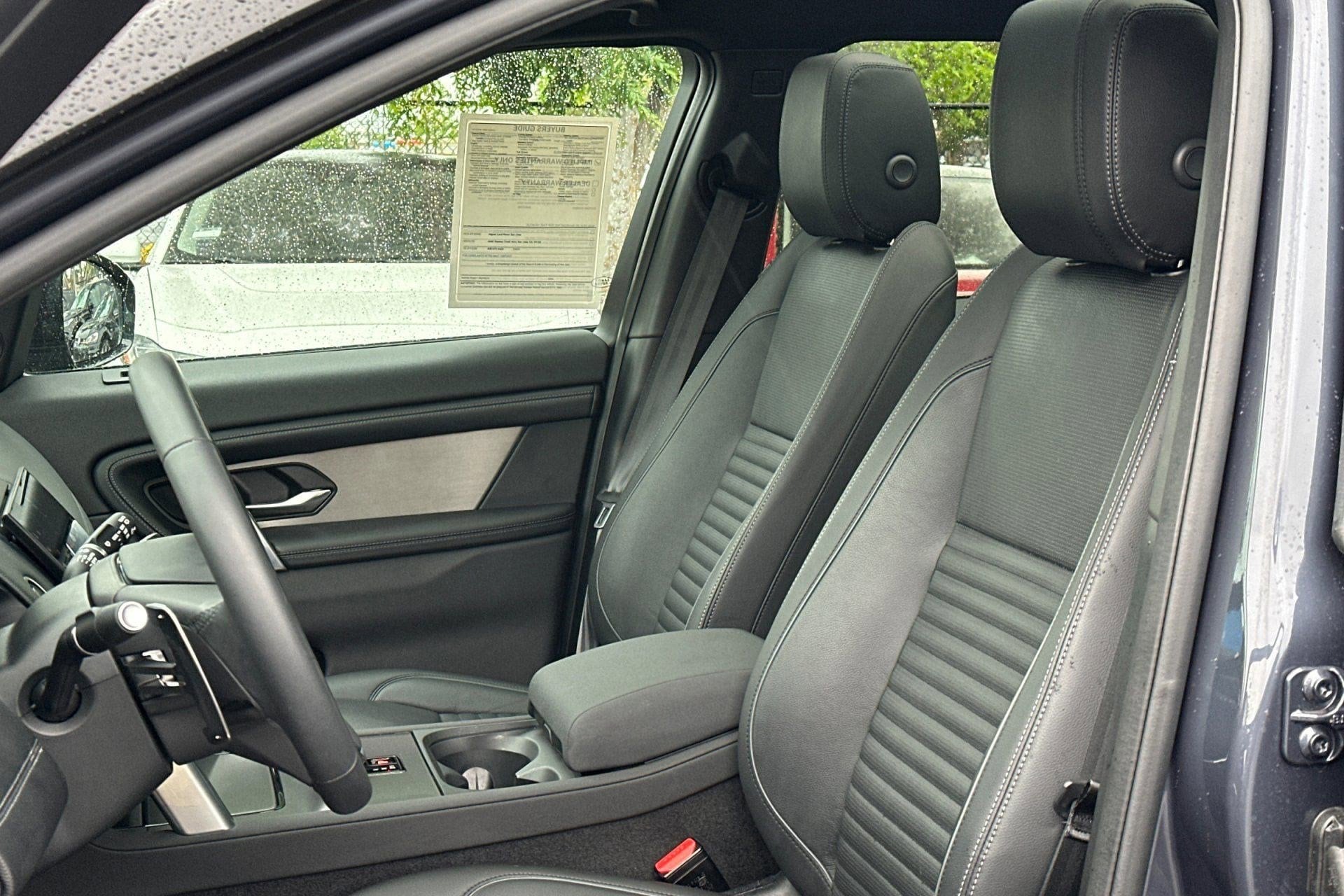 2025 Land Rover Discovery Sport Dynamic SE photo 4
