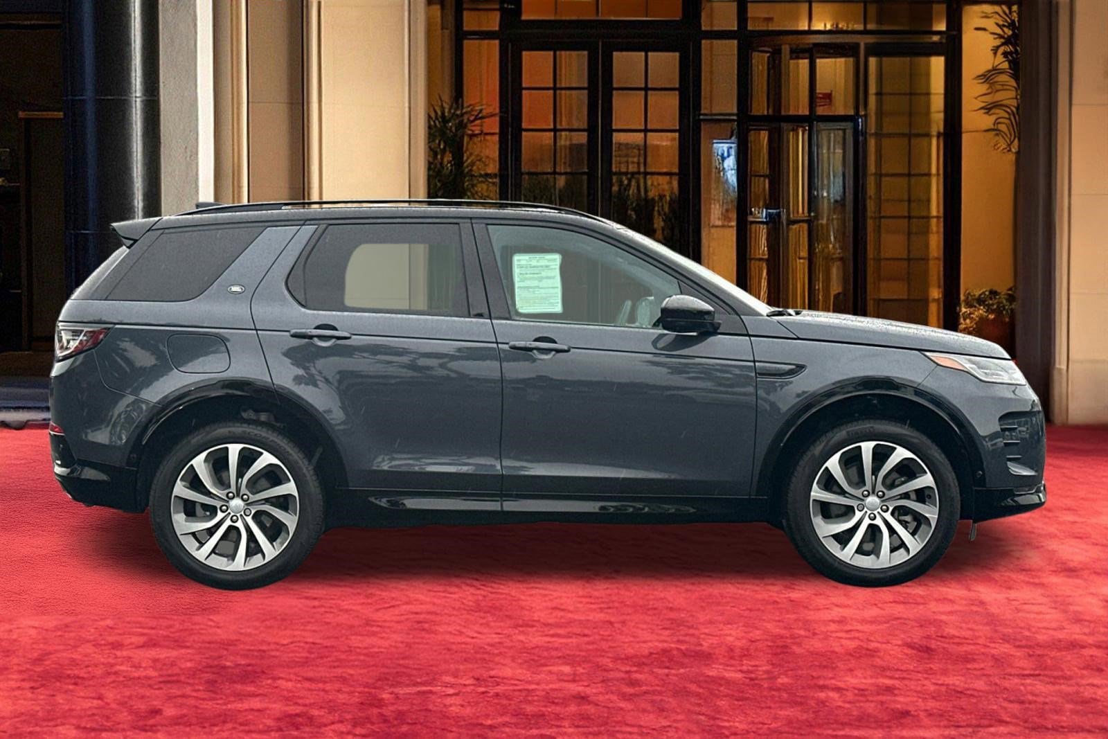 2025 Land Rover Discovery Sport Dynamic SE photo 3