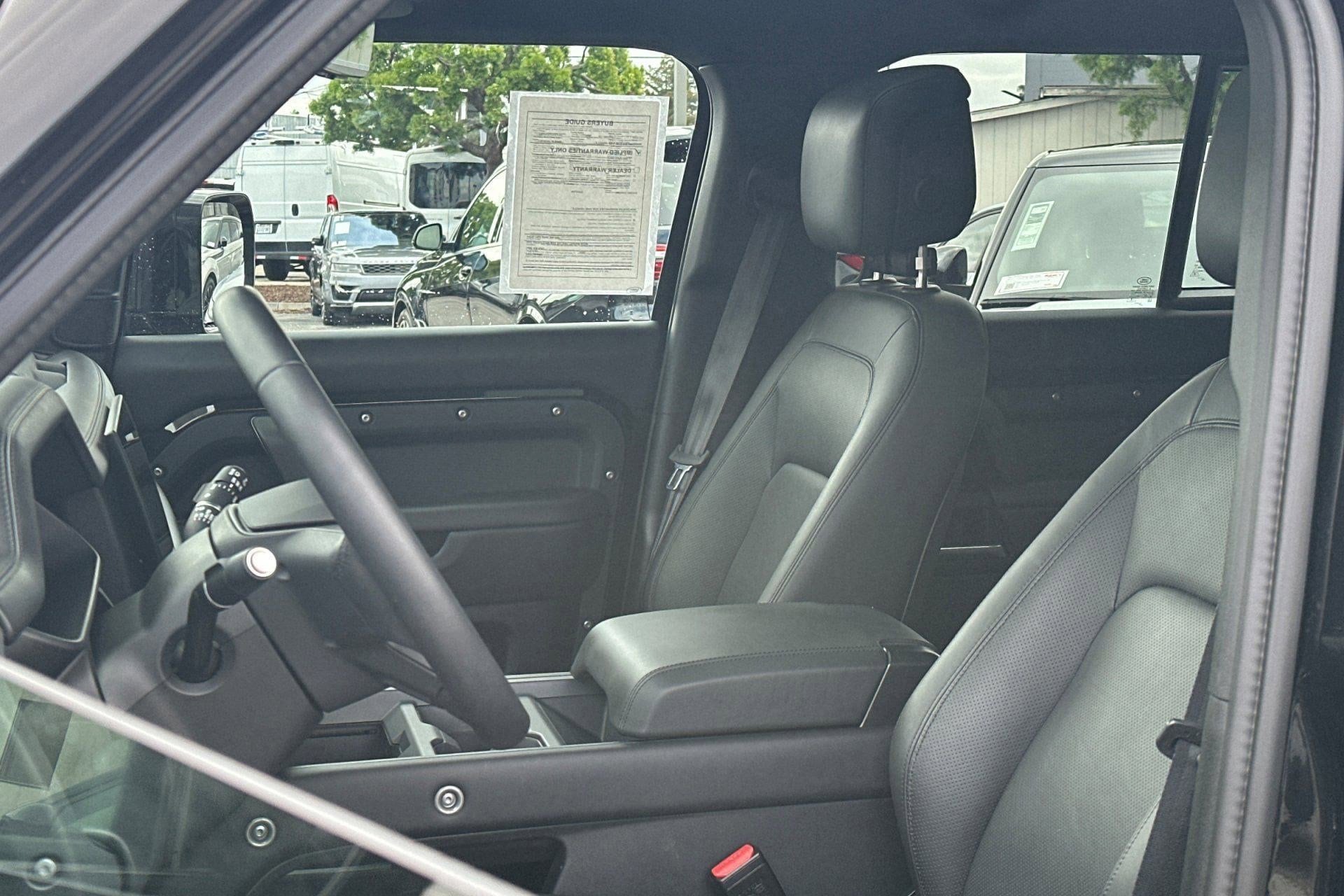 2025 Land Rover Defender 130 X-Dynamic SE photo 4
