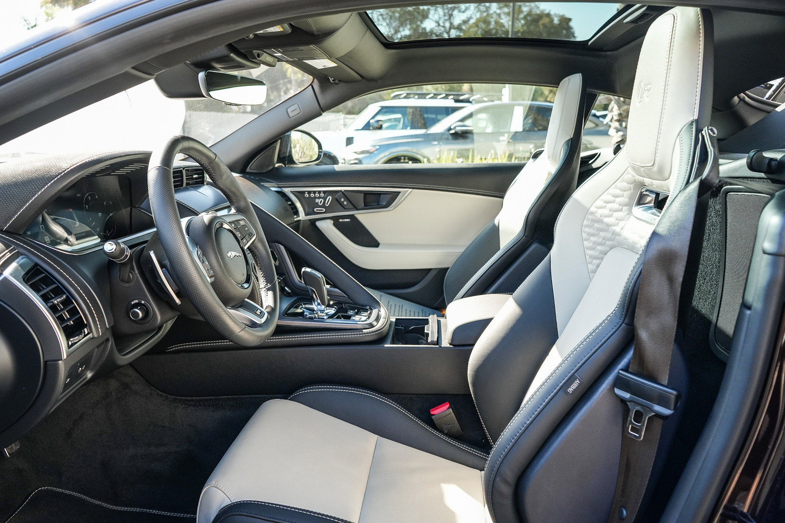 2023 Jaguar F-TYPE R - Photo 21