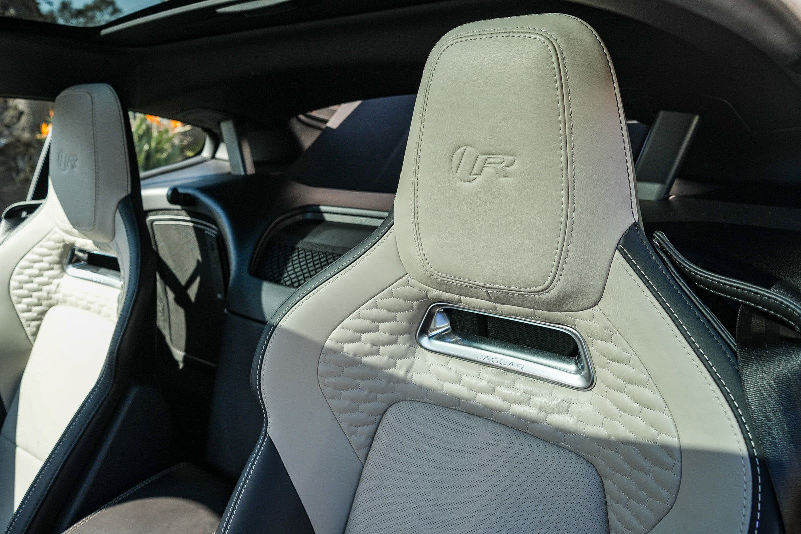 2023 Jaguar F-TYPE R - Photo 22