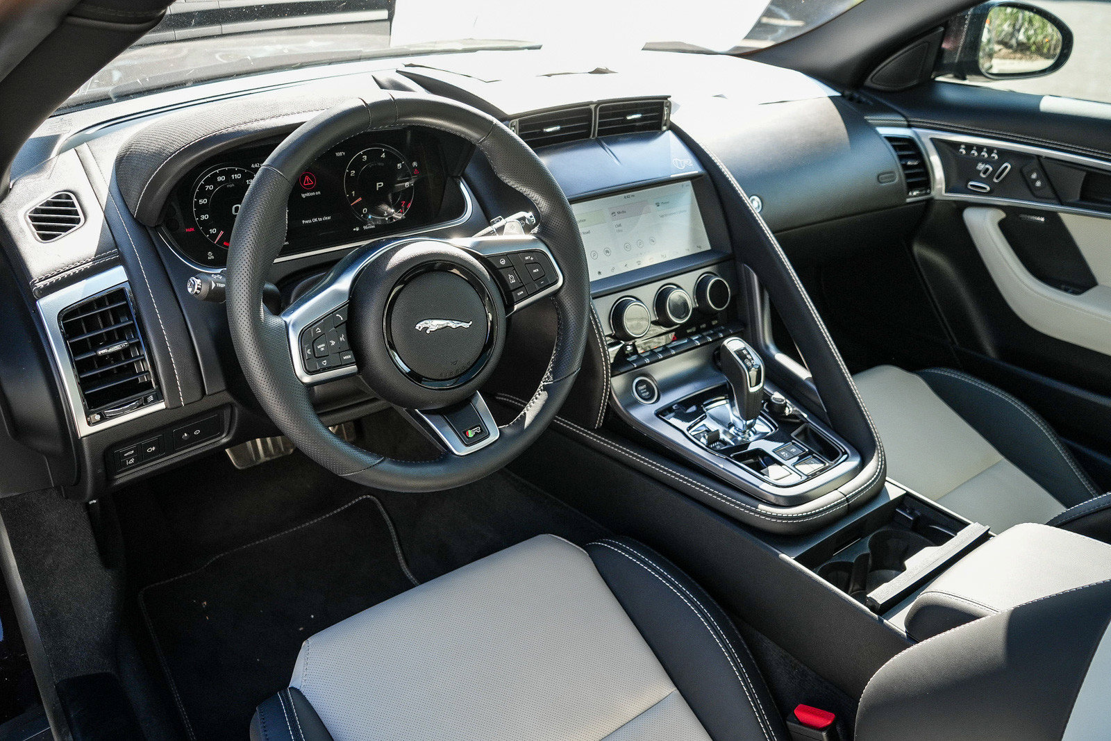 2023 Jaguar F-TYPE R - Photo 14