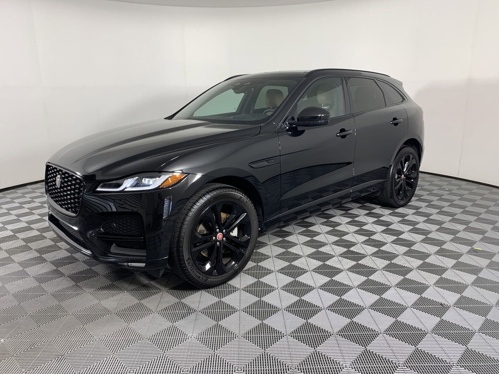 2023 Jaguar F-PACE S's photo