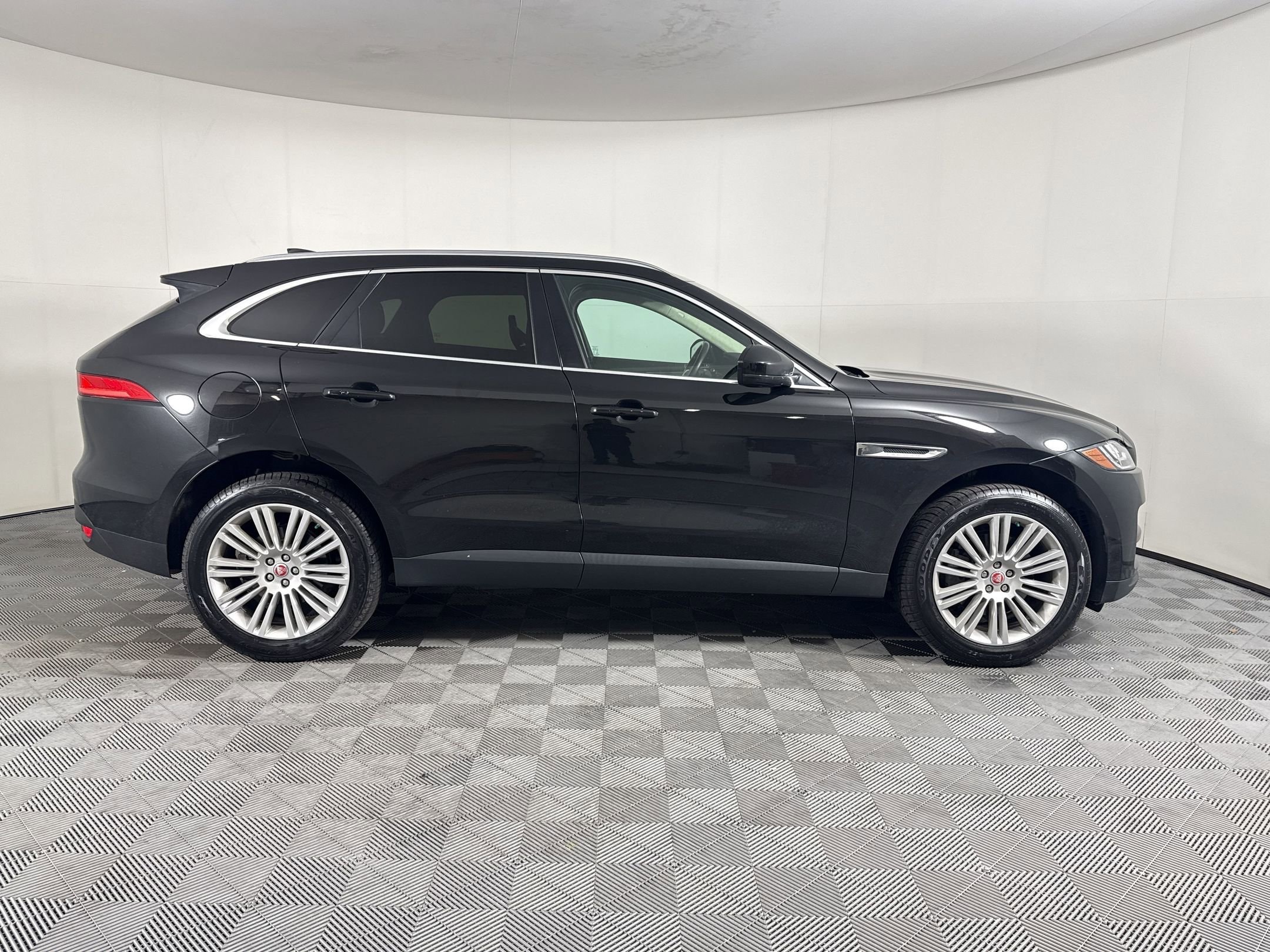 F-PACE 30t Portfolio SUV