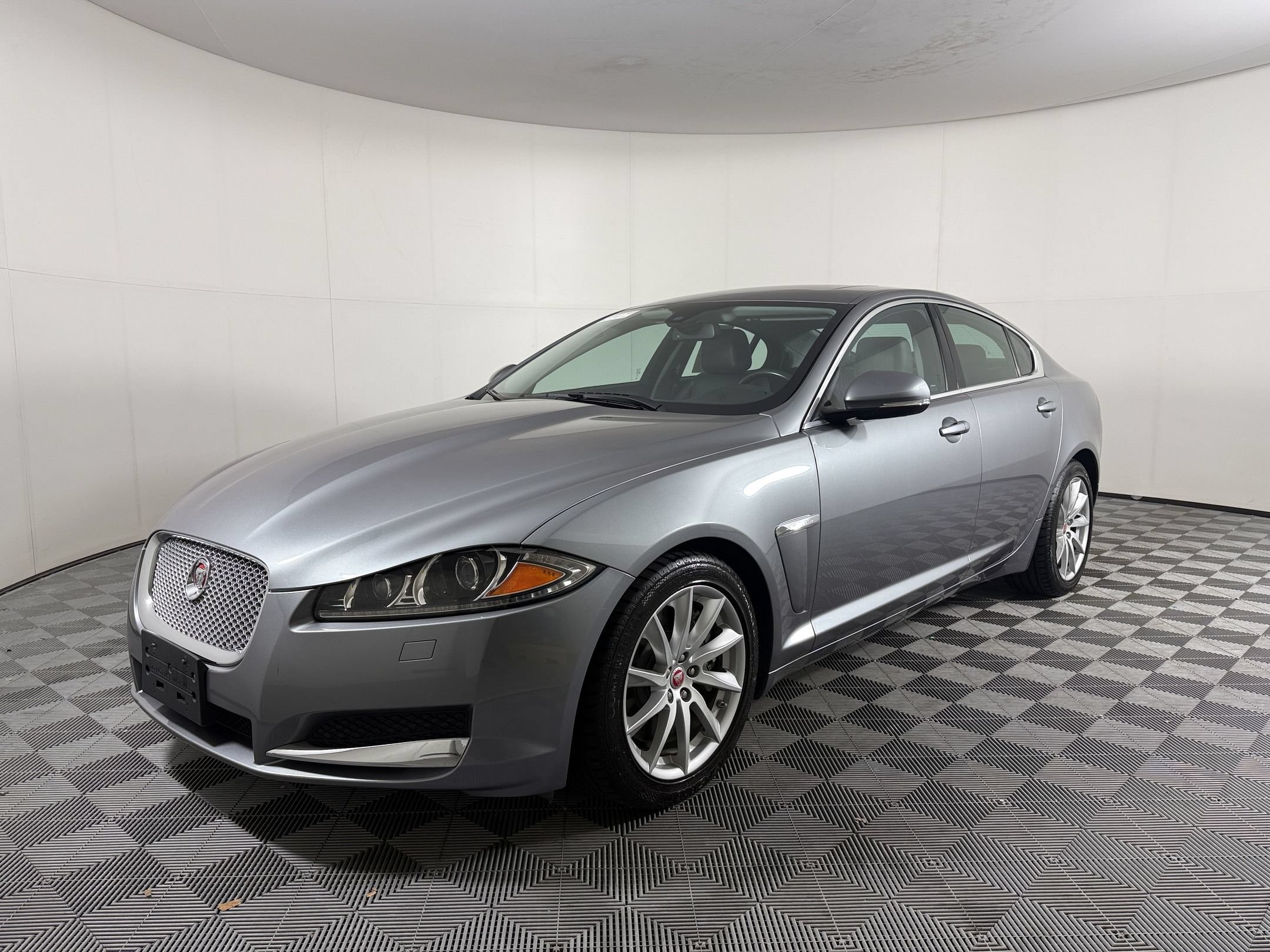 2014 Jaguar XF I4 T Sedan