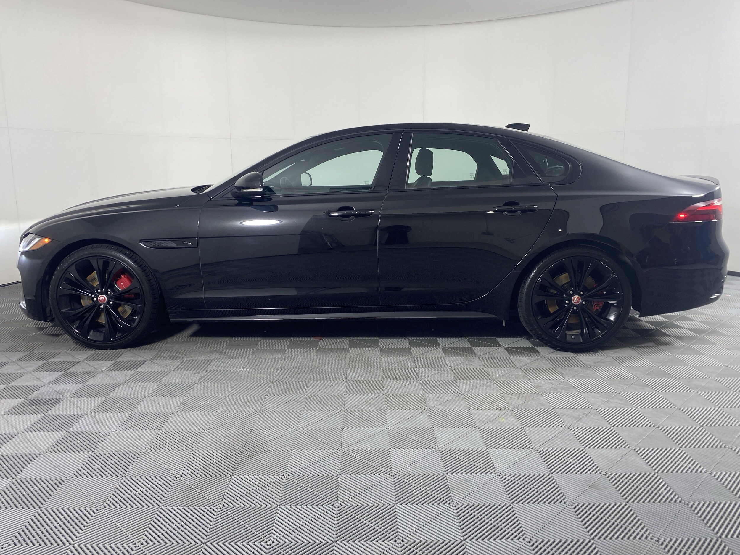 2022 Jaguar XF R-Dynamic SE photo 3