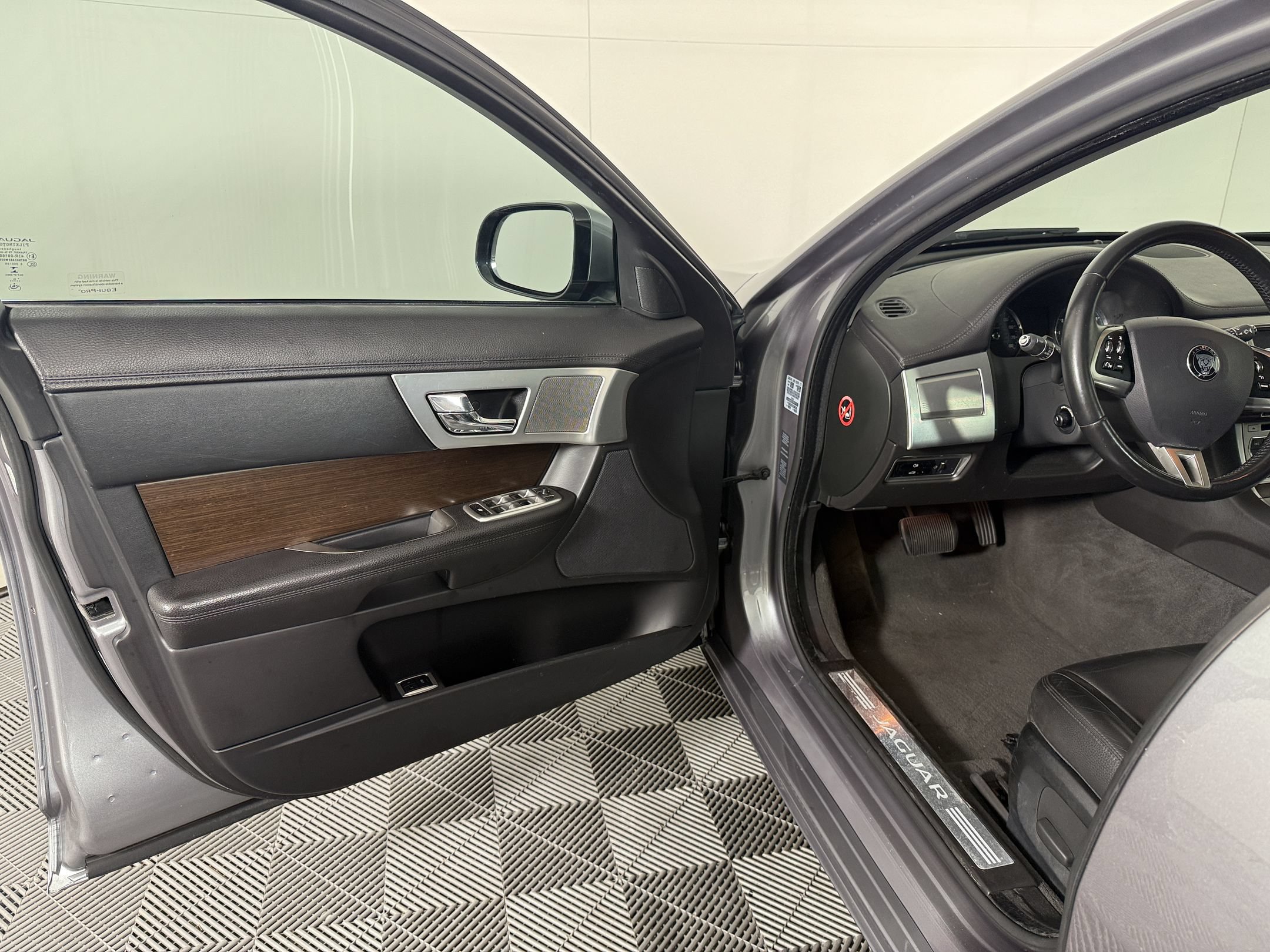 2014 Jaguar XF I4 T Sedan