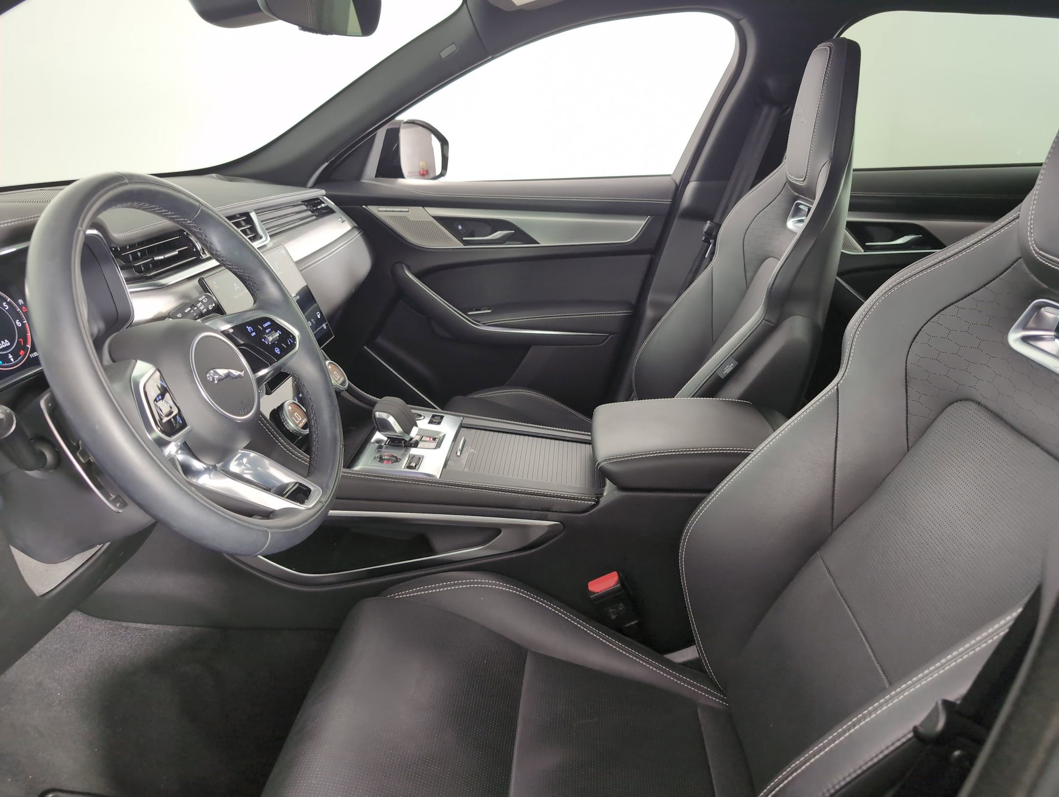 2024 Jaguar F-PACE P400 R-Dynamic S photo 3