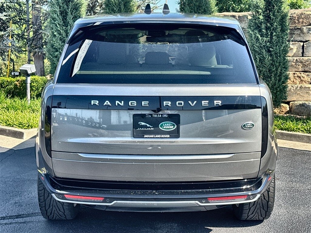 2023 Land Rover Range Rover SE photo 4