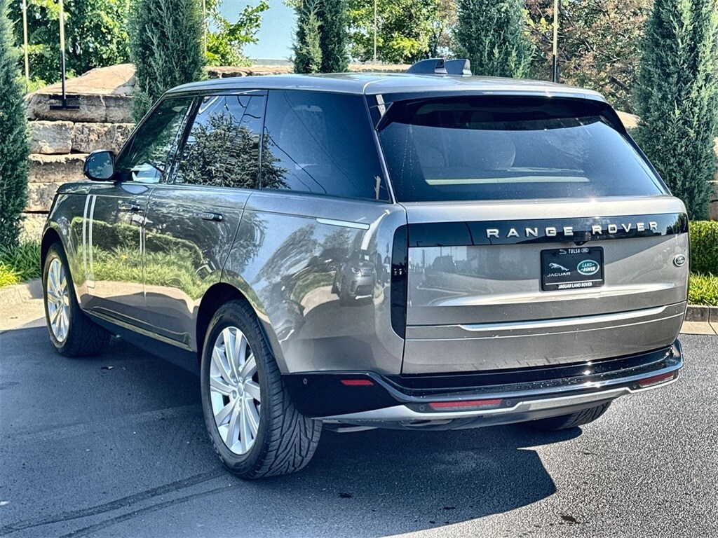 2023 Land Rover Range Rover SE photo 3