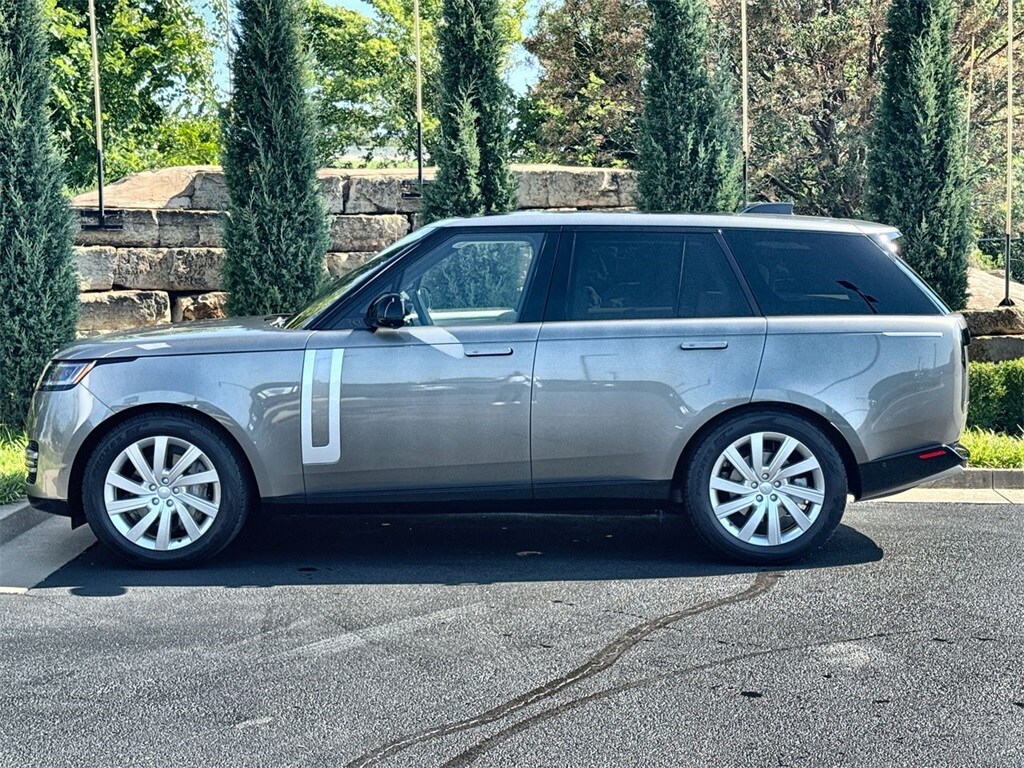 2023 Land Rover Range Rover SE photo 2