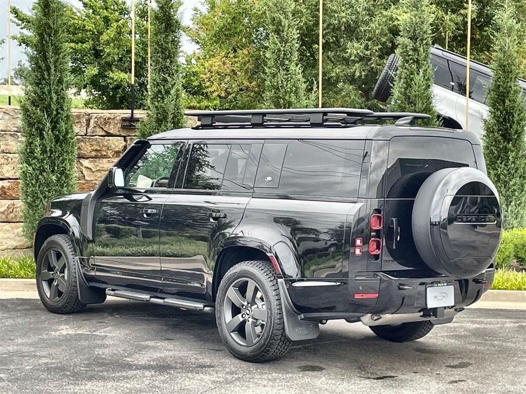 2024 Land Rover Defender X-Dynamic SE photo 3