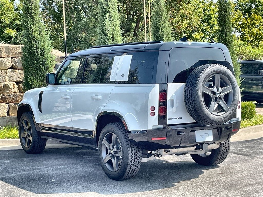 2024 Land Rover Defender 110 X-Dynamic SE photo 3
