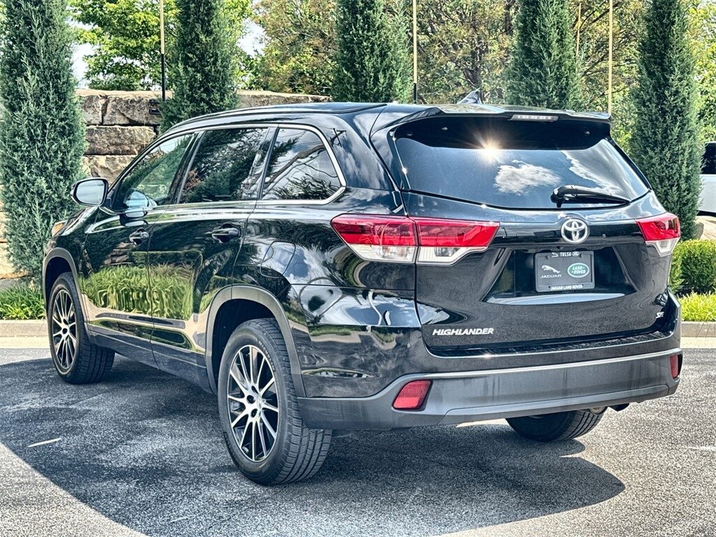 2017 Toyota Highlander SE photo 2