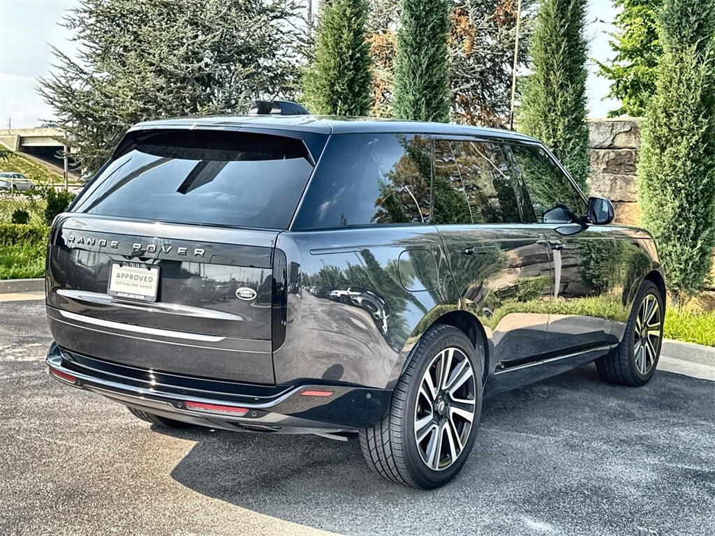 2023 Land Rover Range Rover SE photo 3