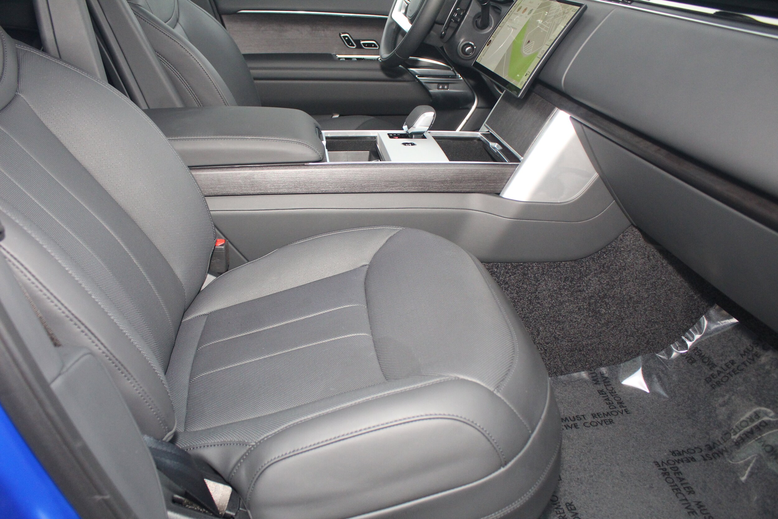 2025 Land Rover Range Rover SE photo 3