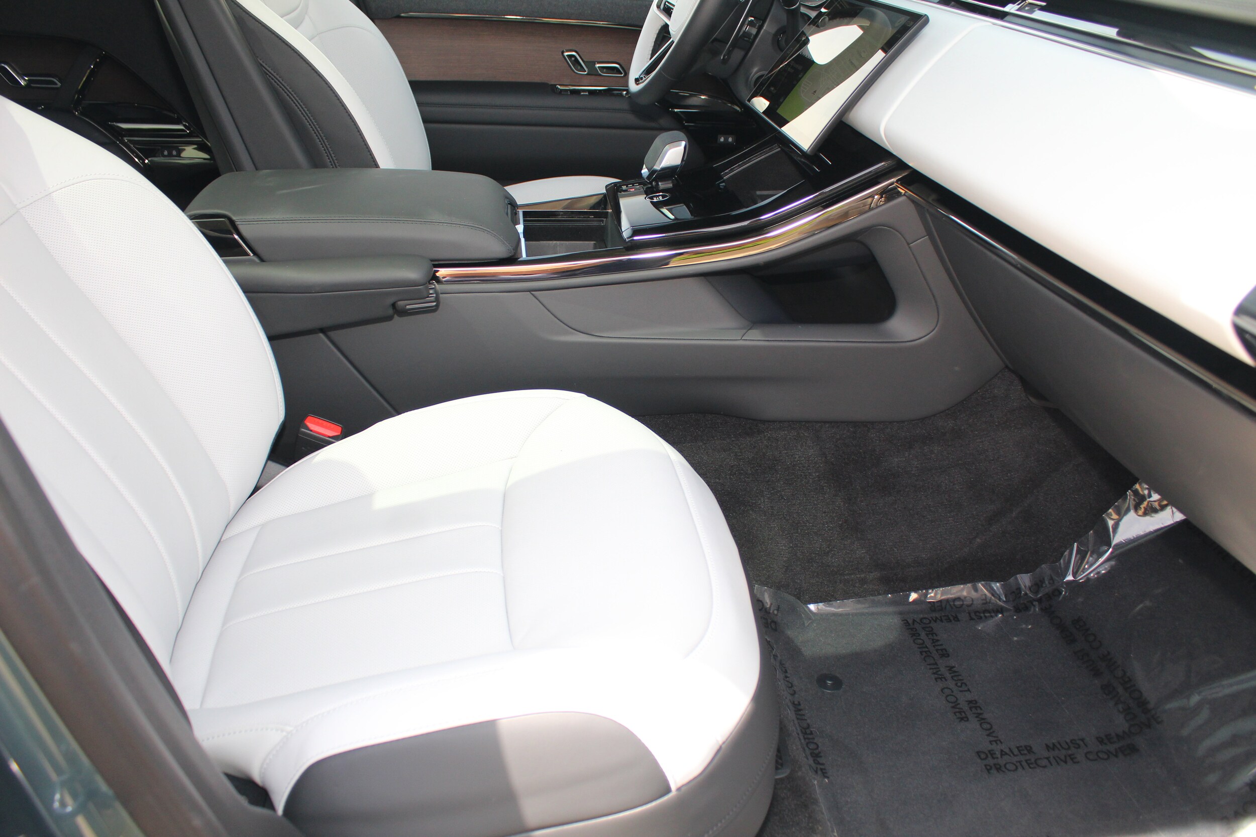 2024 Land Rover Range Rover Sport SE photo 3