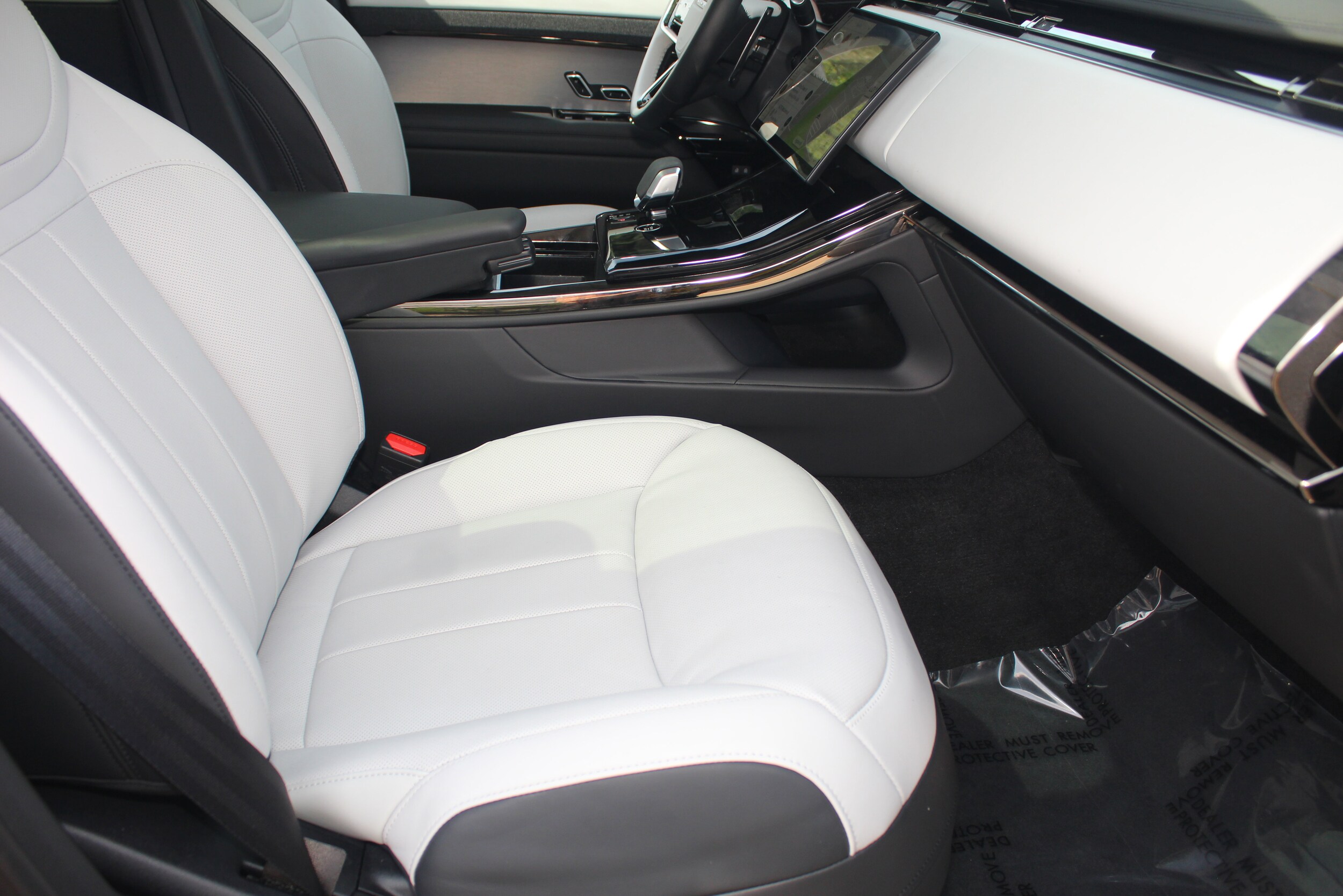 2024 Land Rover Range Rover Sport SE photo 3