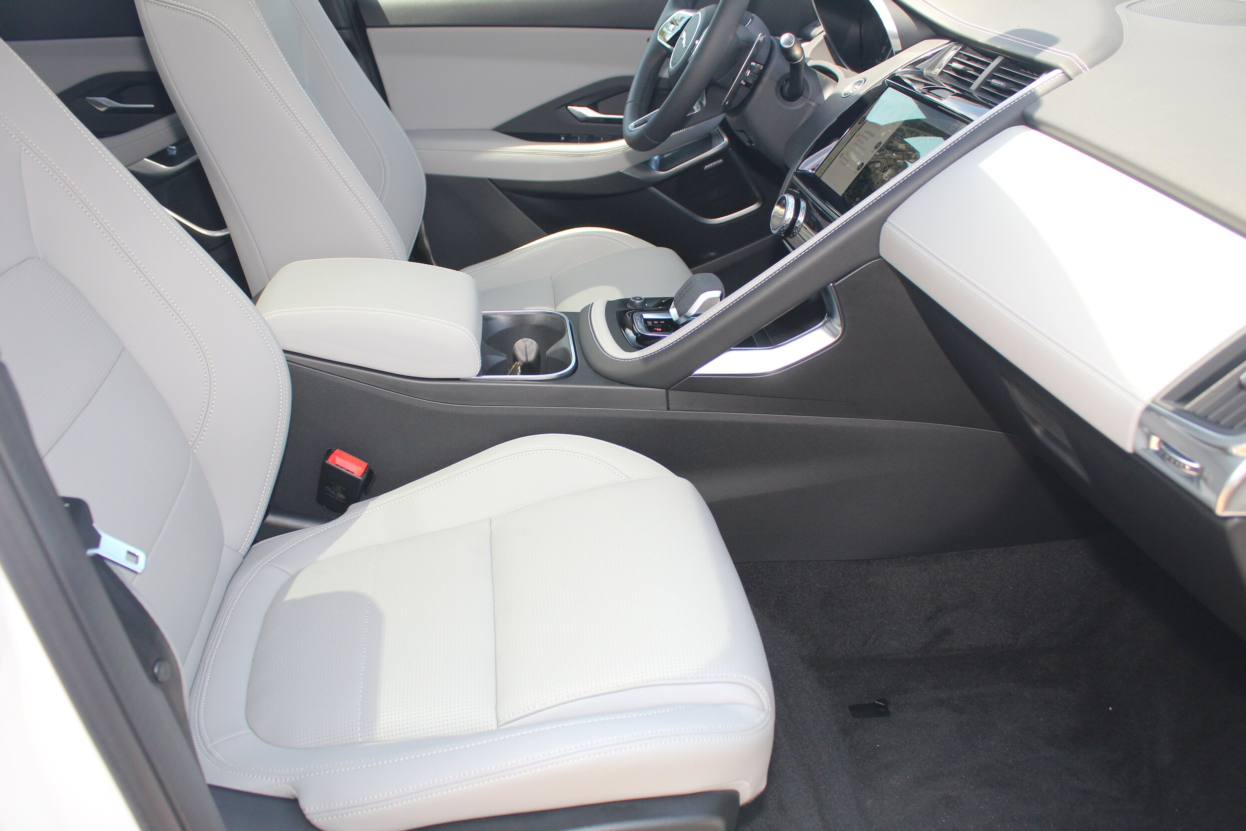 2024 Jaguar E-PACE R-Dynamic photo 3
