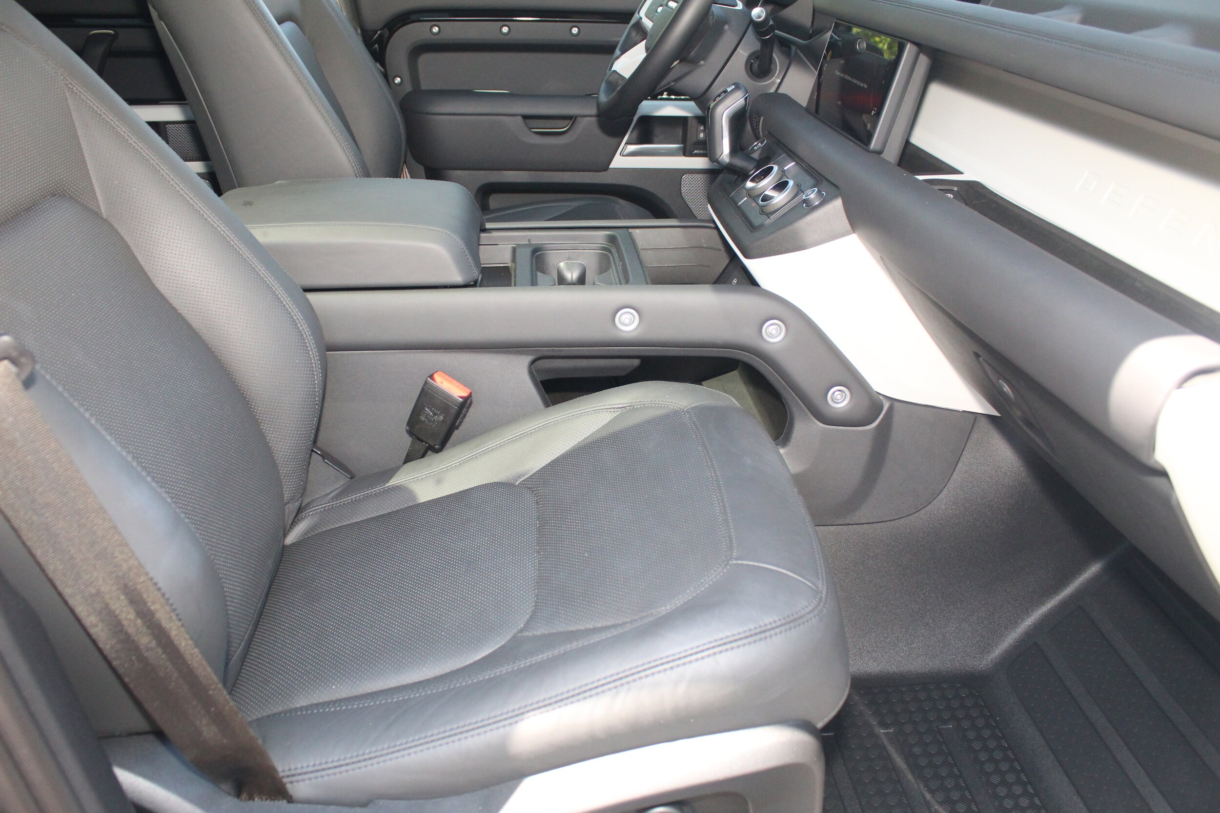 2024 Land Rover Defender 110 S photo 2