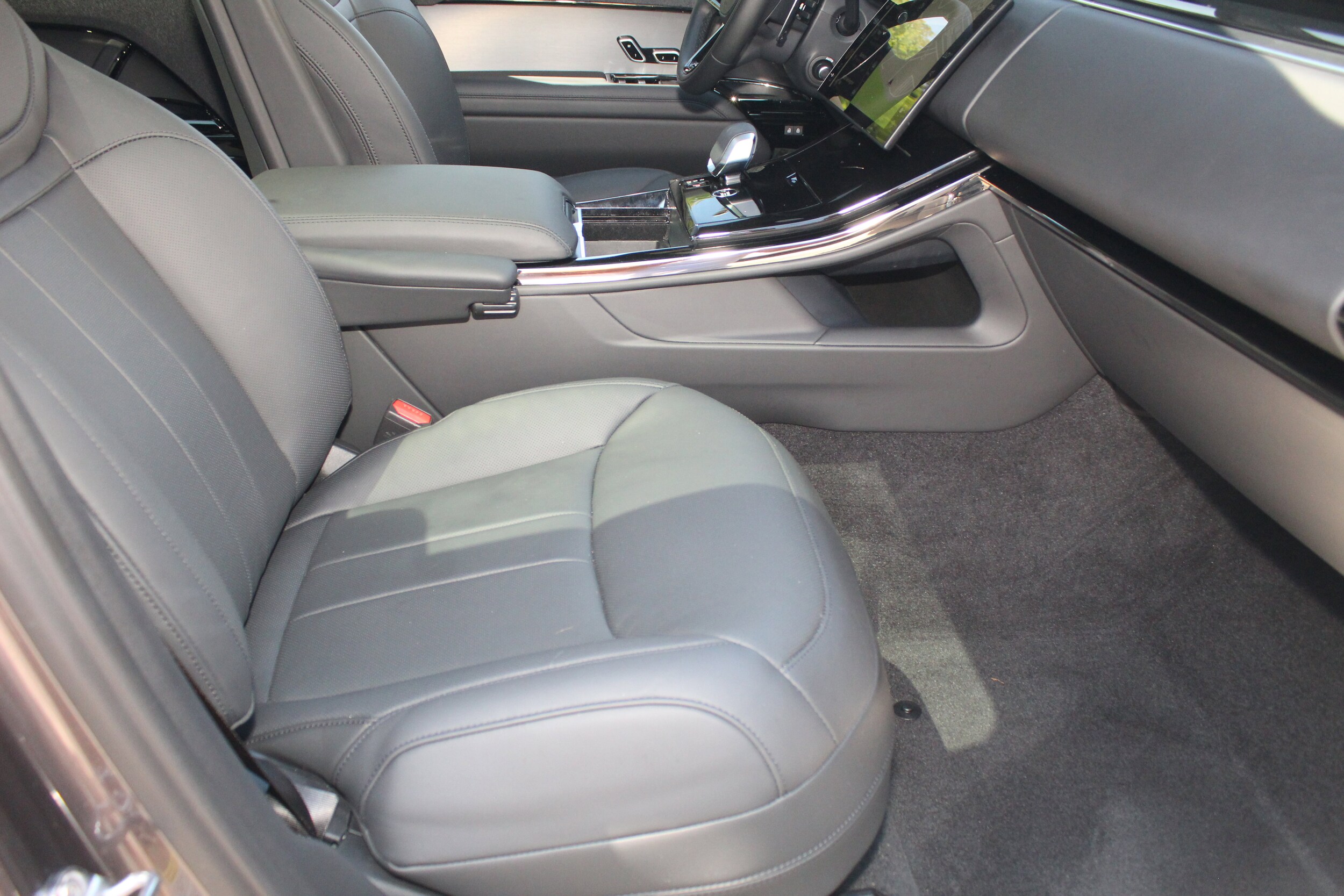 2024 Land Rover Range Rover Sport SE photo 3