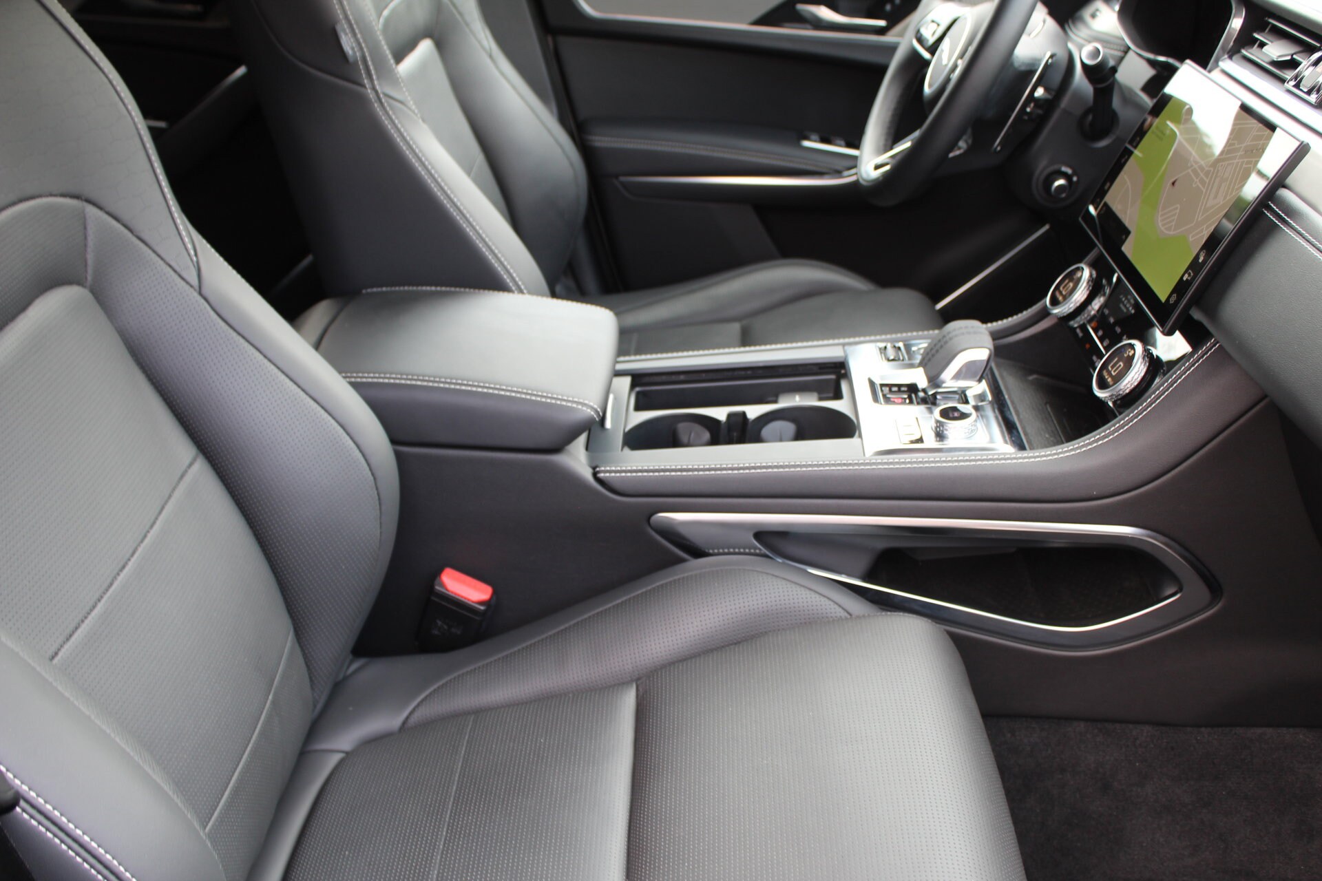 2025 Jaguar F-PACE P250 R-Dynamic S photo 3