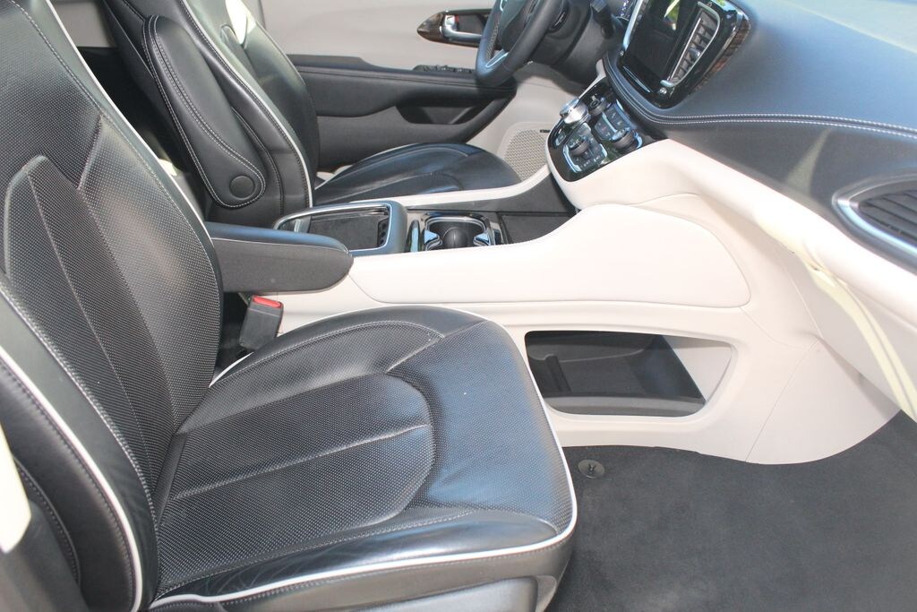 Used 2023 Chrysler Pacifica Limited Van Passenger Van