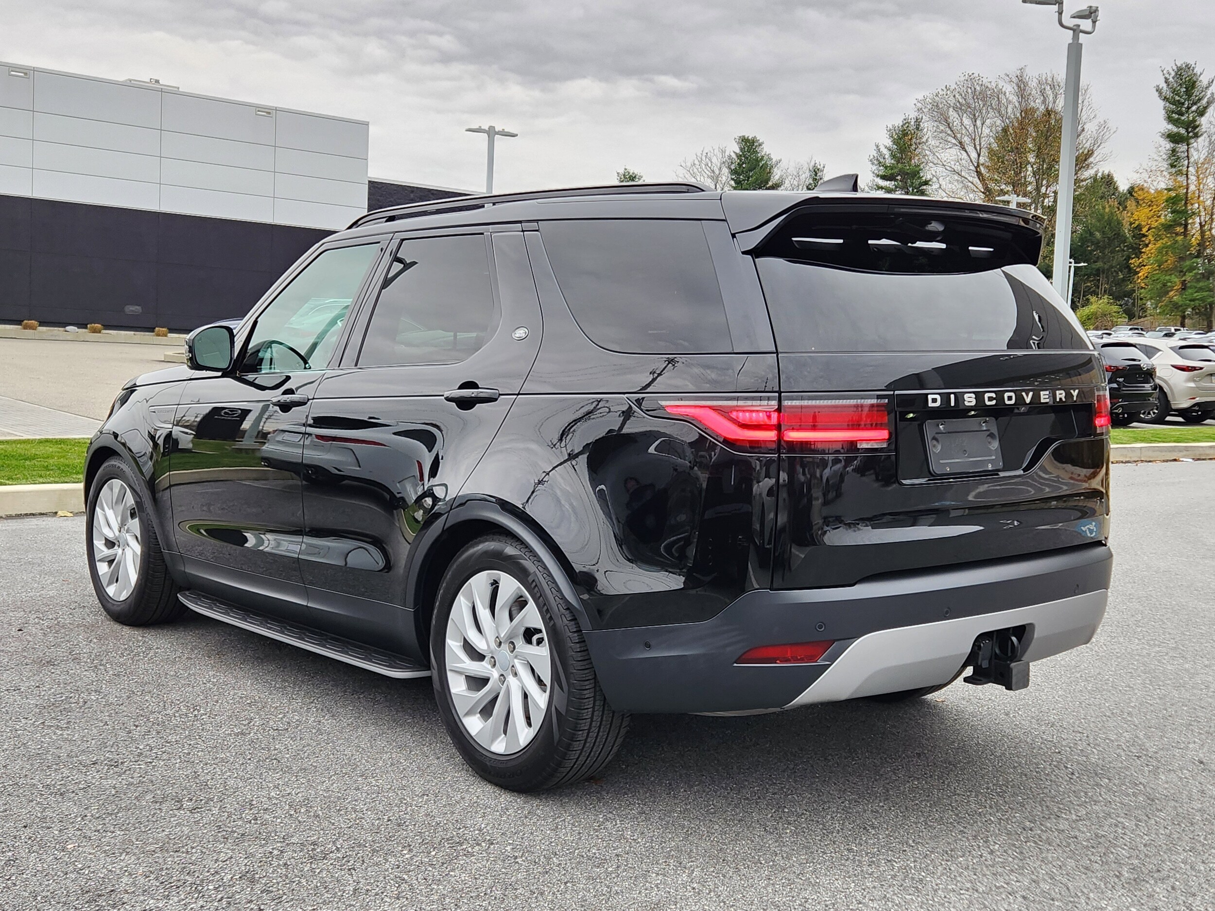 2024 Land Rover Discovery P300 S photo 3