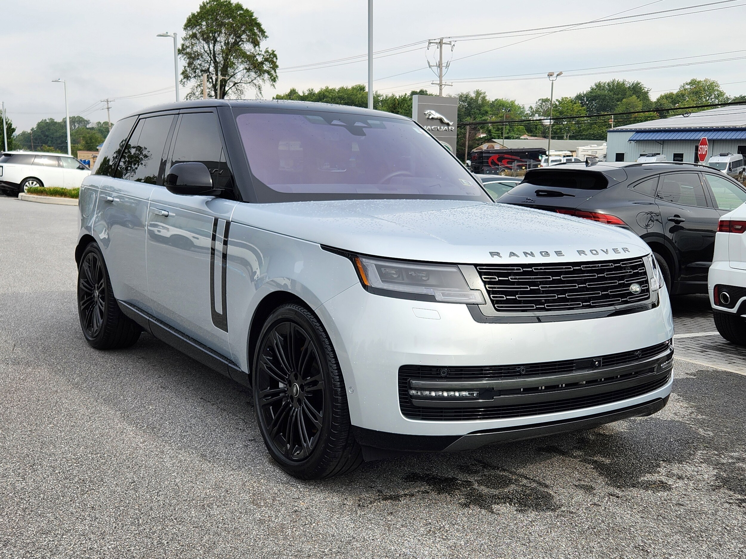 2023 Land Rover Range Rover SE photo 2