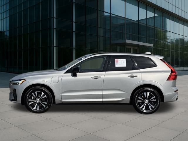 2025 Volvo XC60 Hybrid T8 Core photo 2