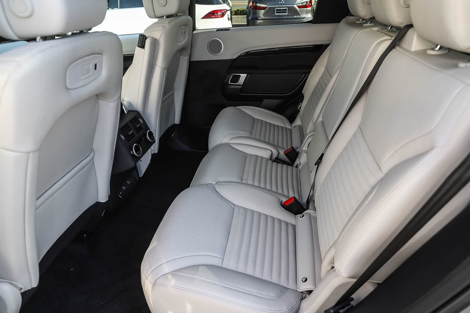 Thumbnail: 2026 Land Rover Discovery - 19