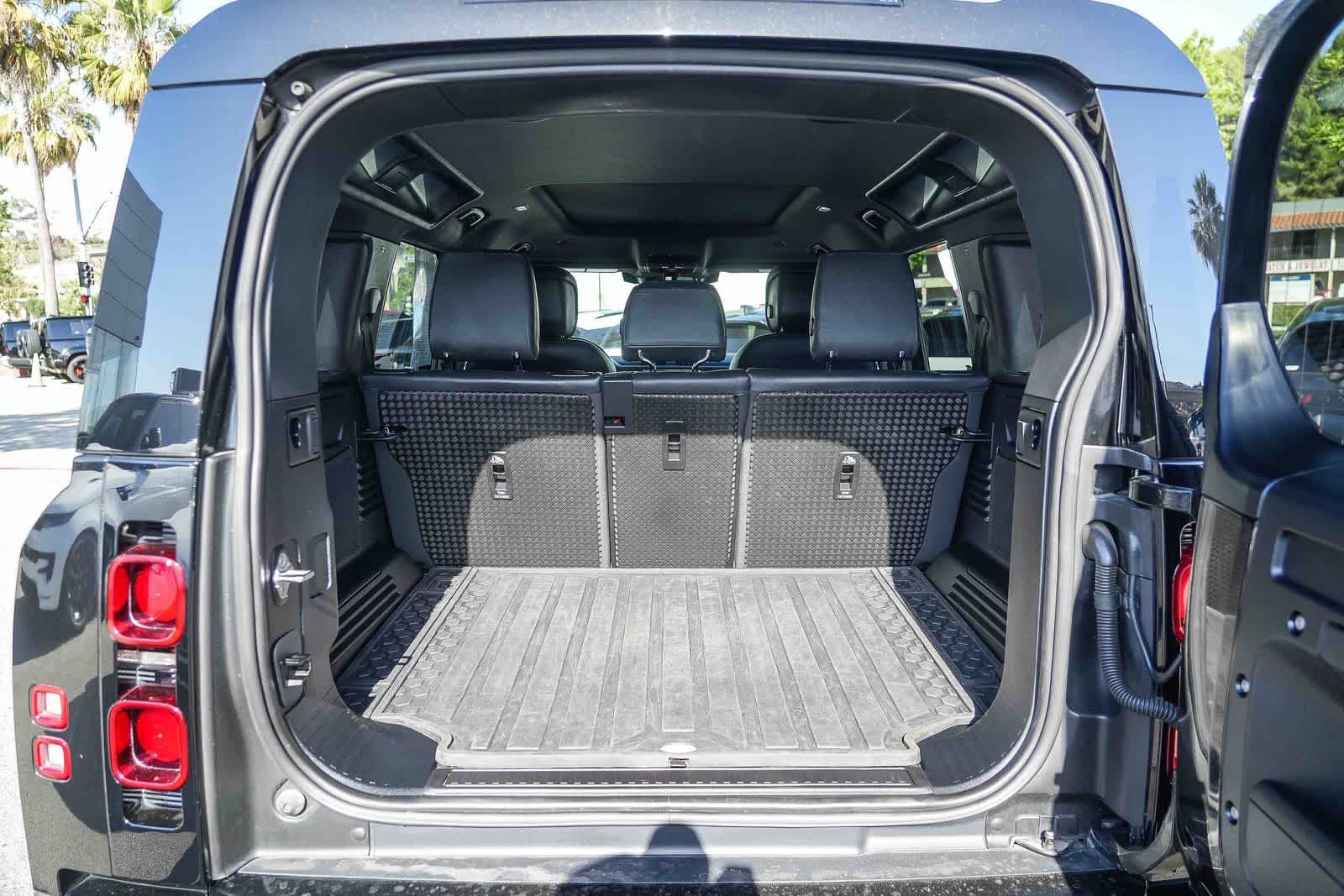 Thumbnail: 2023 Land Rover Defender - 27