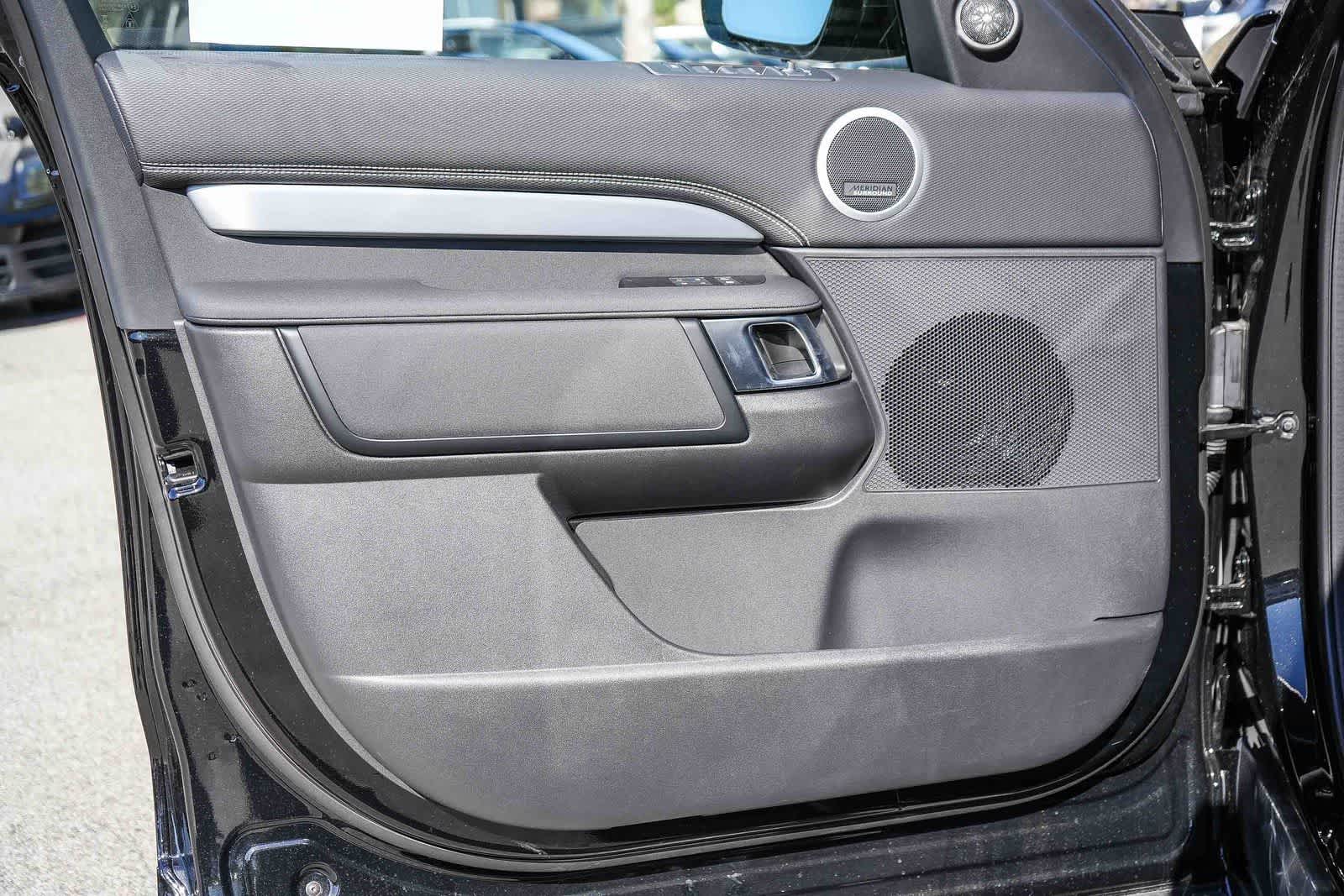 Thumbnail: 2026 Land Rover Discovery - 19