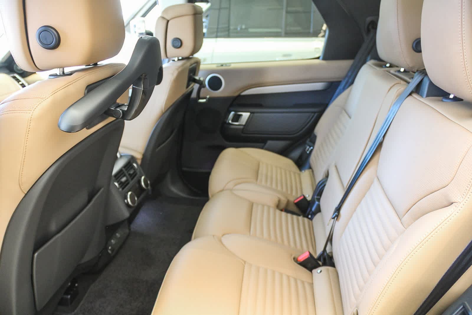 Thumbnail: 2026 Land Rover Discovery - 17