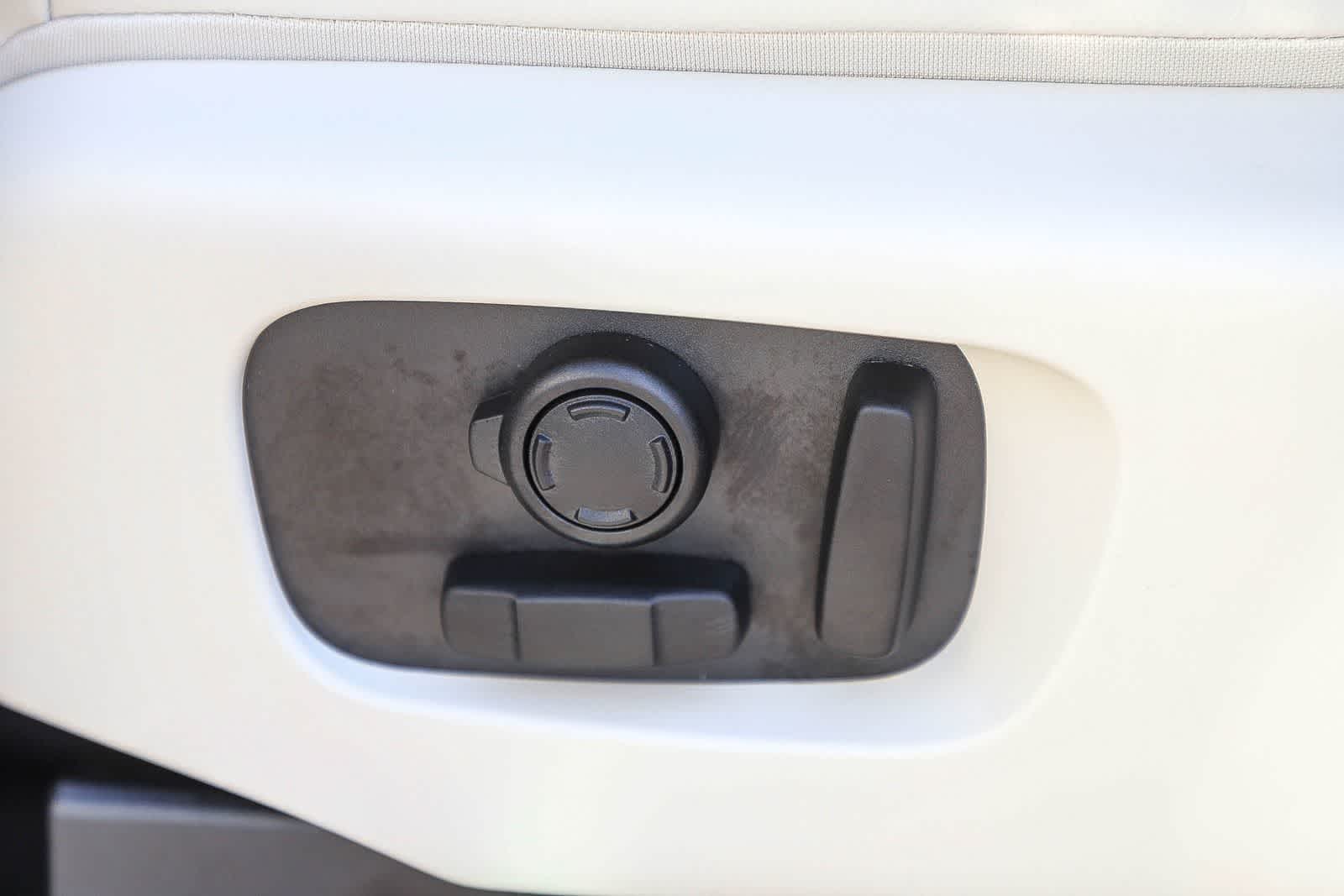 Thumbnail: 2026 Land Rover Discovery - 23