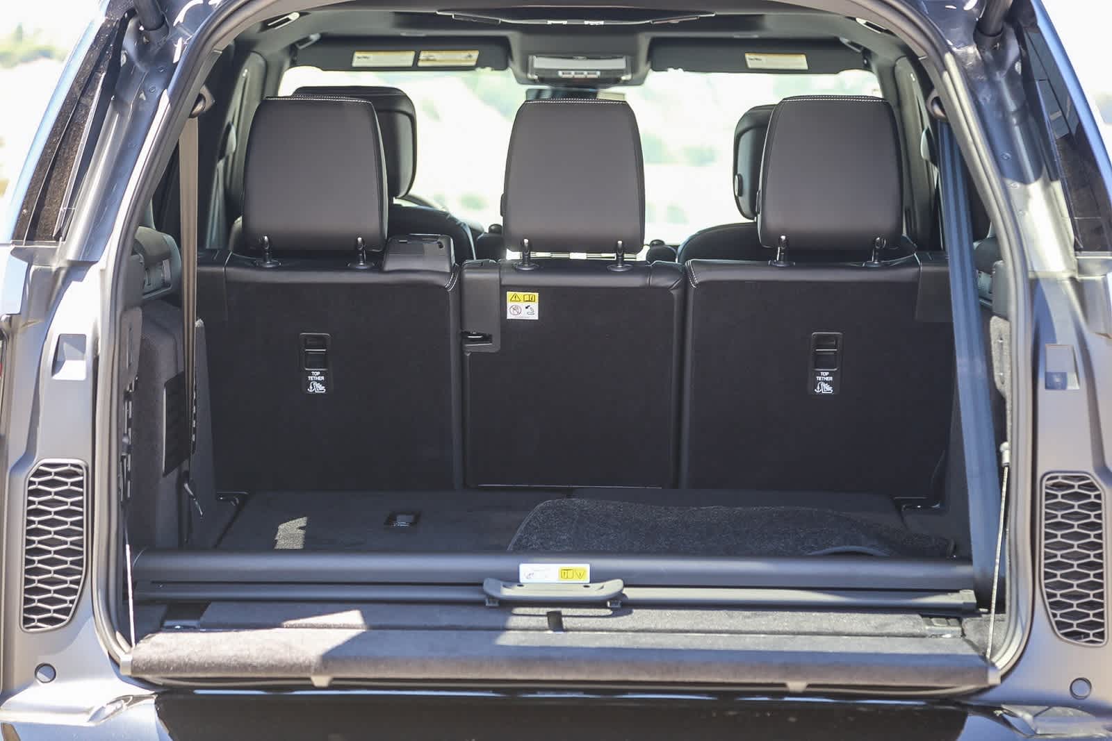 Thumbnail: 2025 Land Rover Discovery - 25