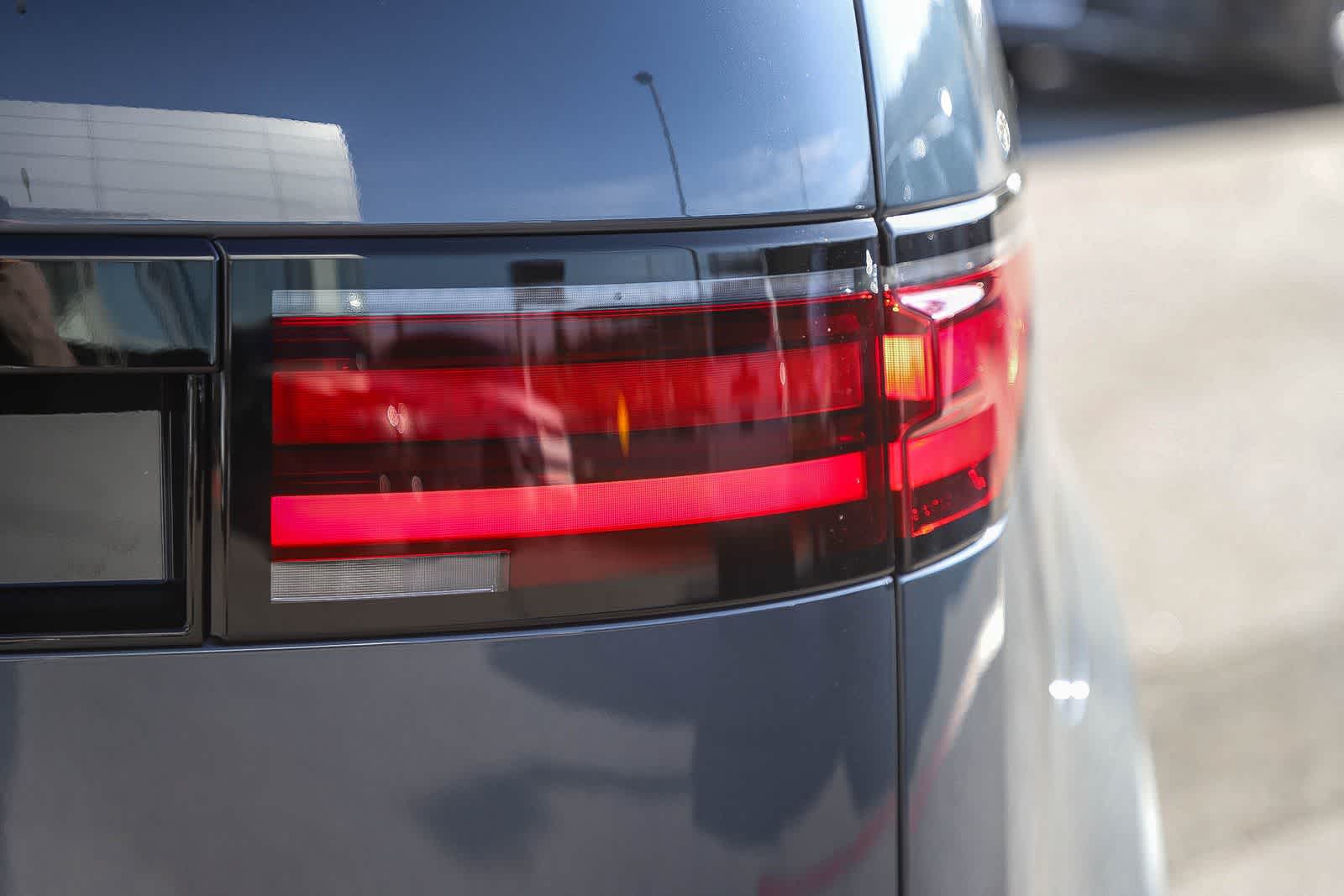 Thumbnail: 2026 Land Rover Discovery - 9