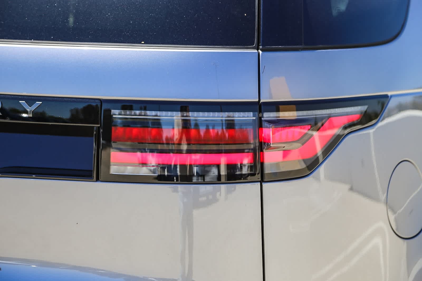 Thumbnail: 2025 Land Rover Discovery - 8