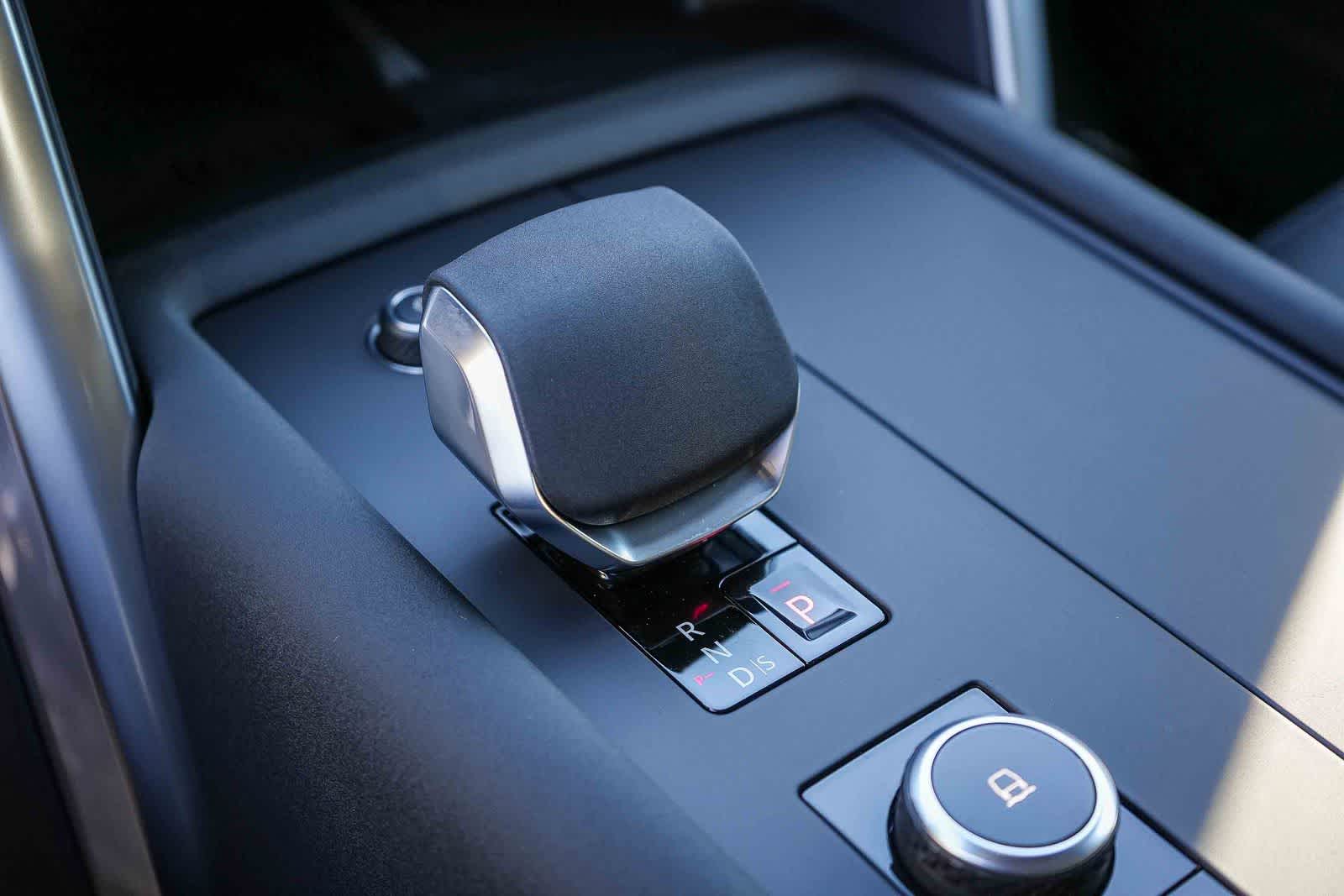 Thumbnail: 2026 Land Rover Discovery - 19