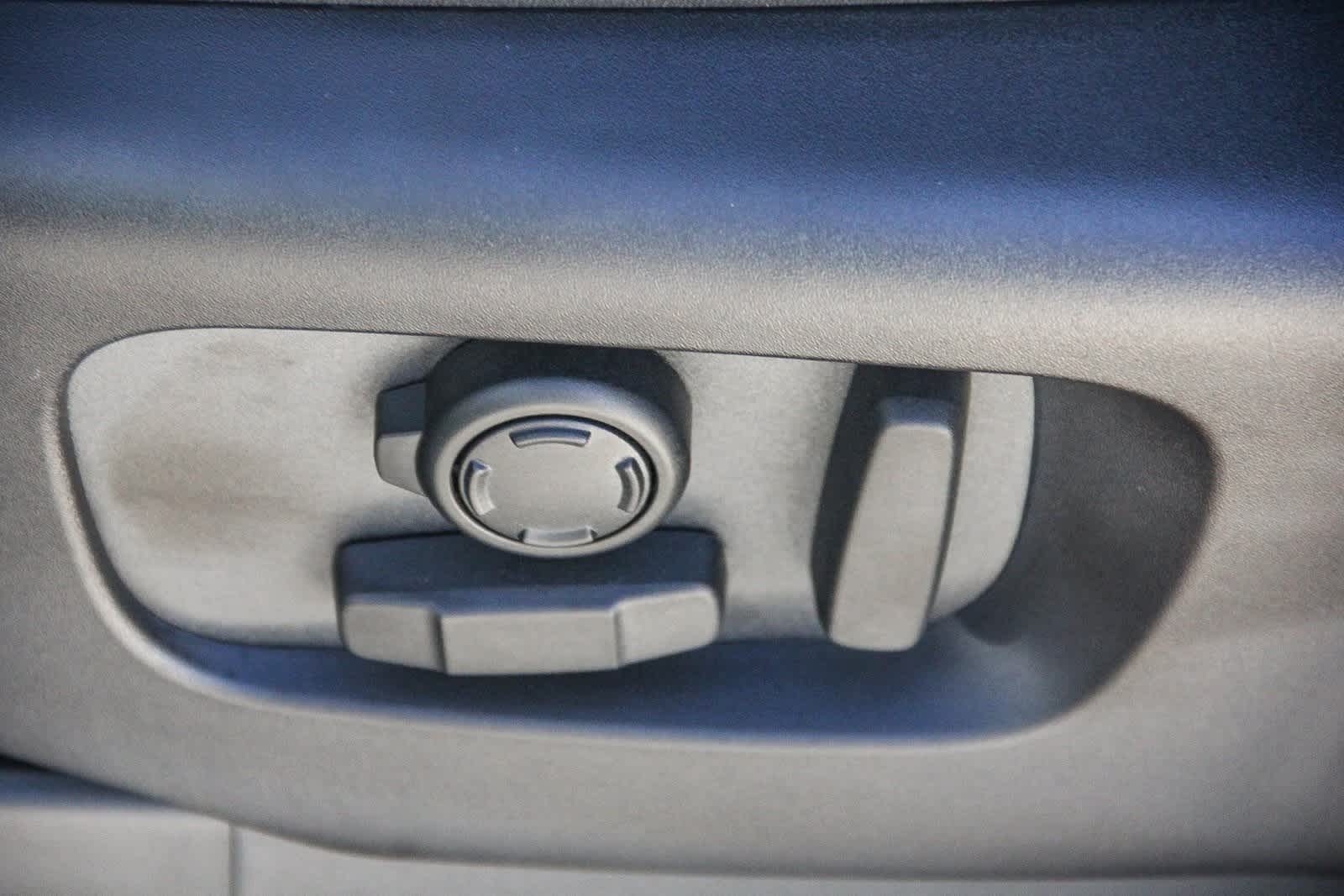 Thumbnail: 2026 Land Rover Discovery - 19