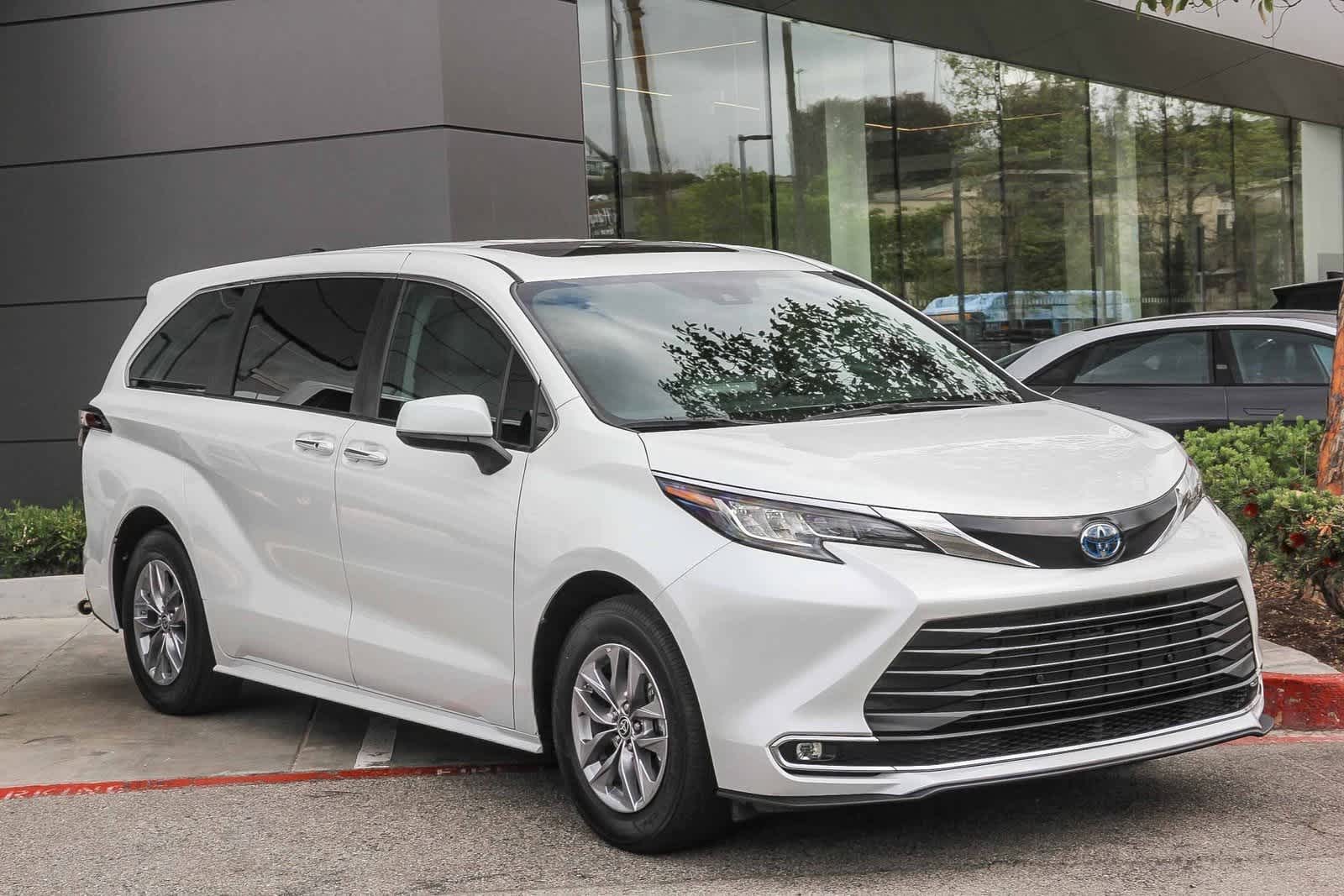 2023 Toyota Sienna XLE 3
