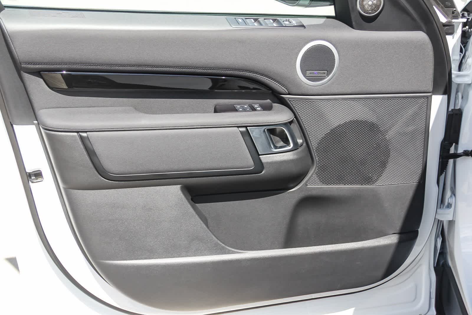 Thumbnail: 2026 Land Rover Discovery - 18