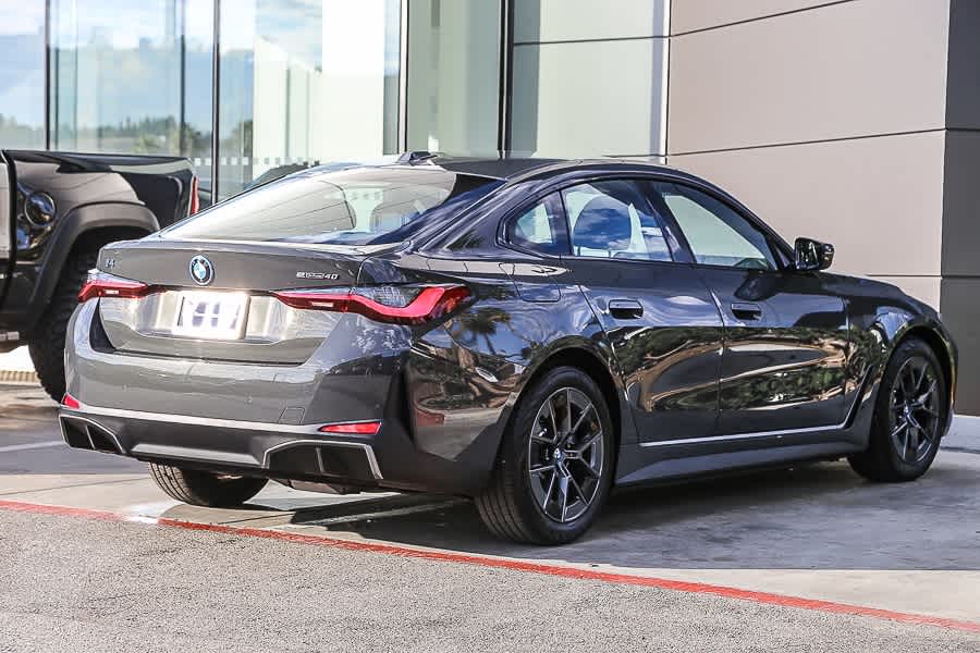 Thumbnail: 2022 BMW i4 - 6