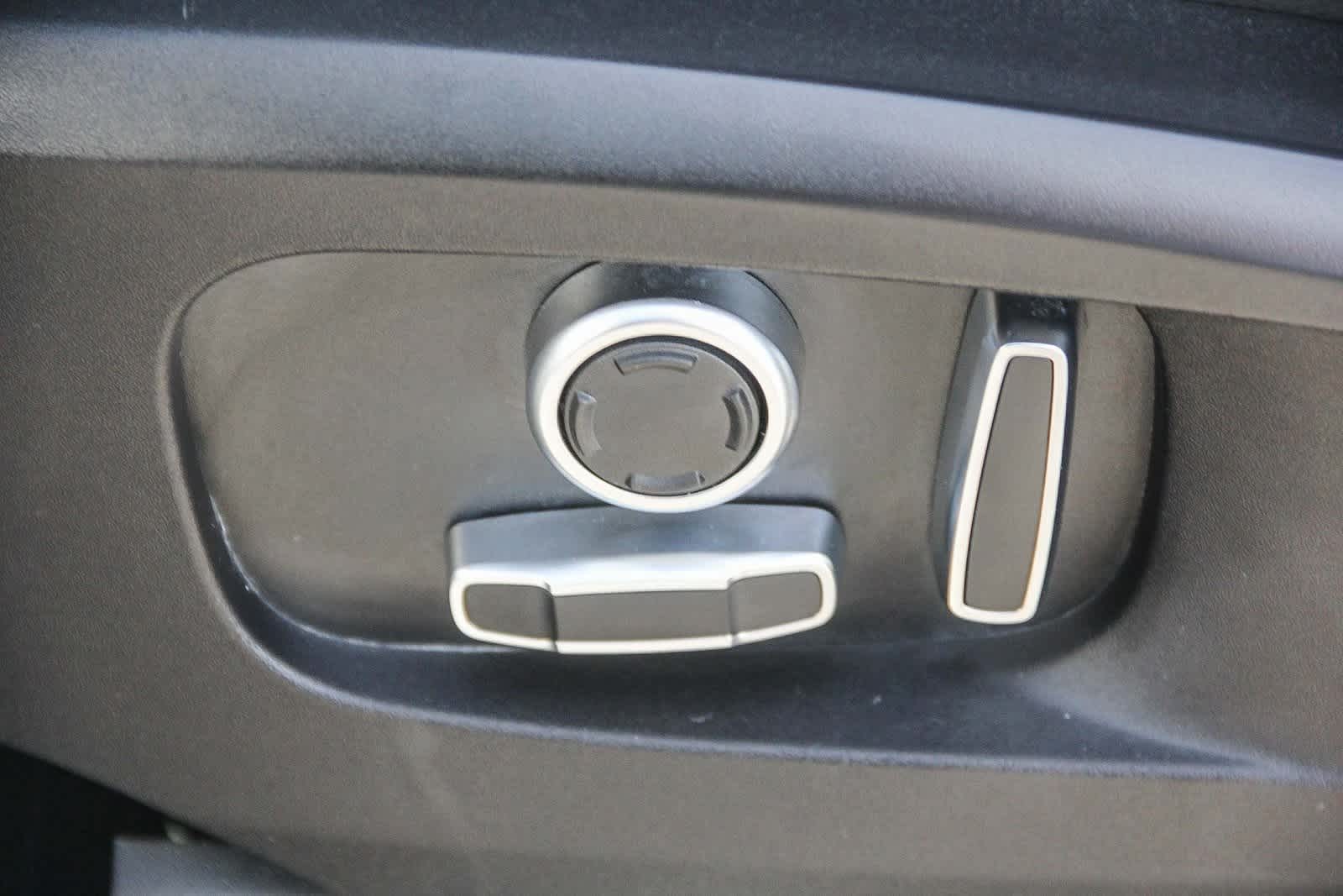 Thumbnail: 2023 Land Rover Defender - 19