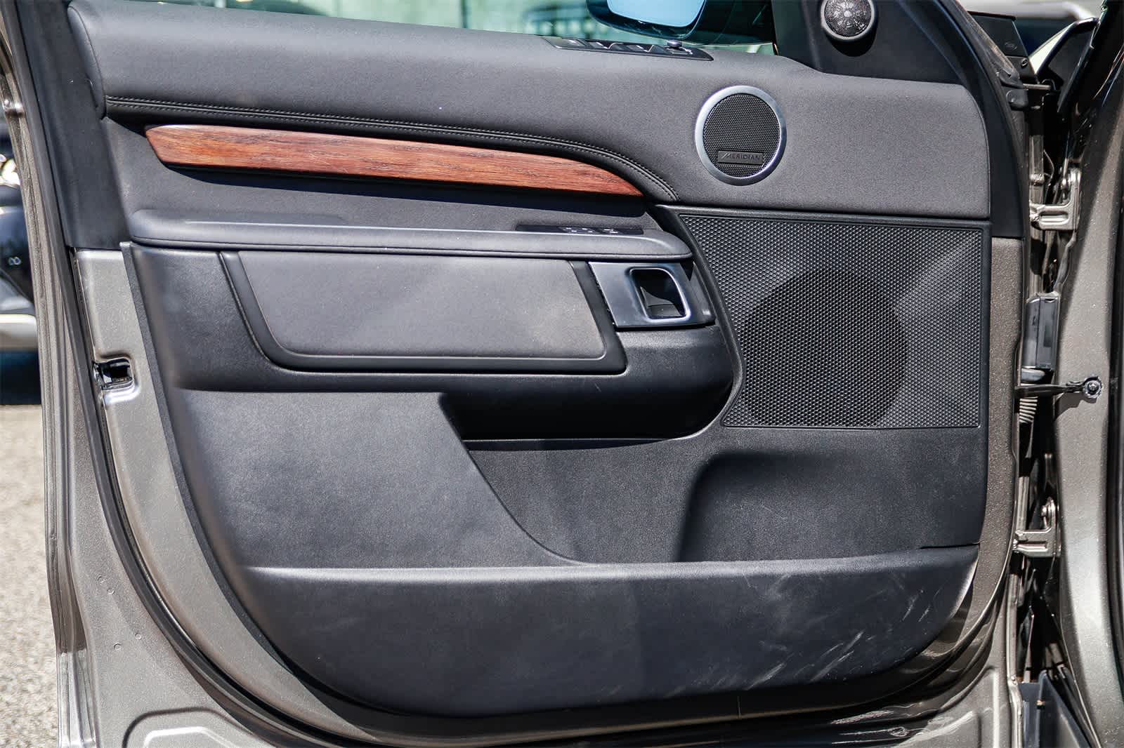 Thumbnail: 2020 Land Rover Discovery - 21